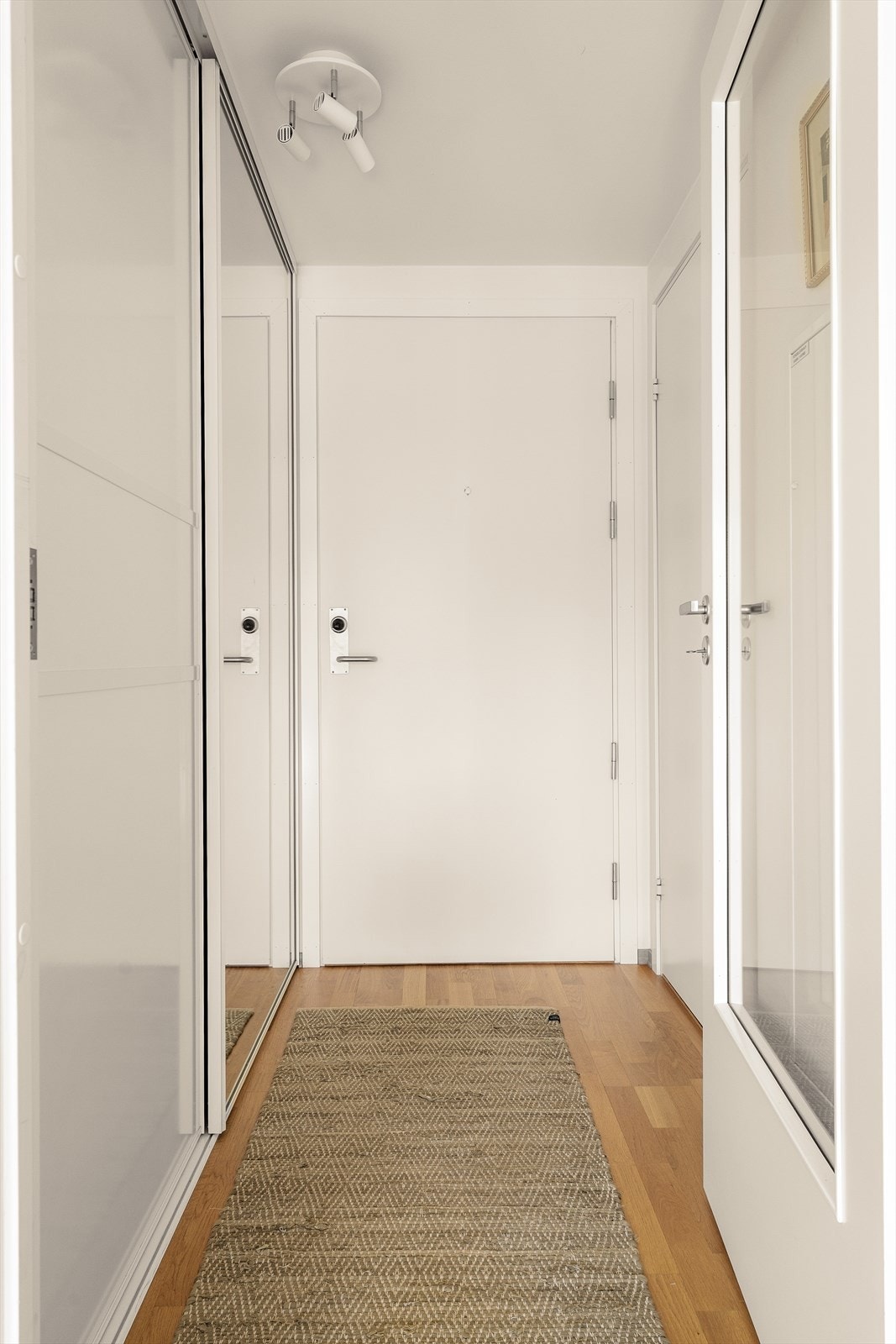 Lyd- og brannklassifisert entrédør gir trygghet. Leiligheten disponerer en kjellerbod på ca. 9 m². Galleribilde
