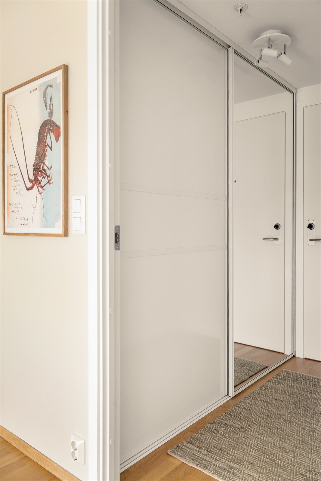 Sikringsskapet med automatsikringer er plassert i entréen, diskret integrert bak garderobedøren. Galleribilde