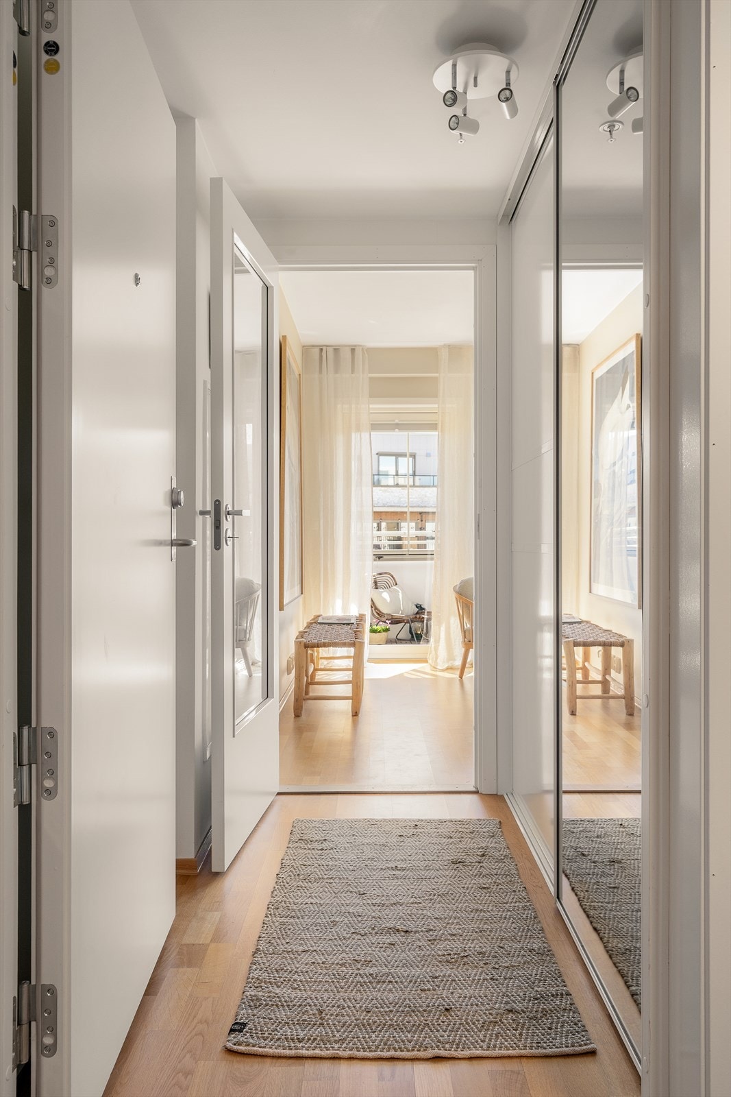 Entréen ønsker velkommen inn og har en praktisk skyvedørsgarderobe med speilfronter for oppbevaring. Galleribilde