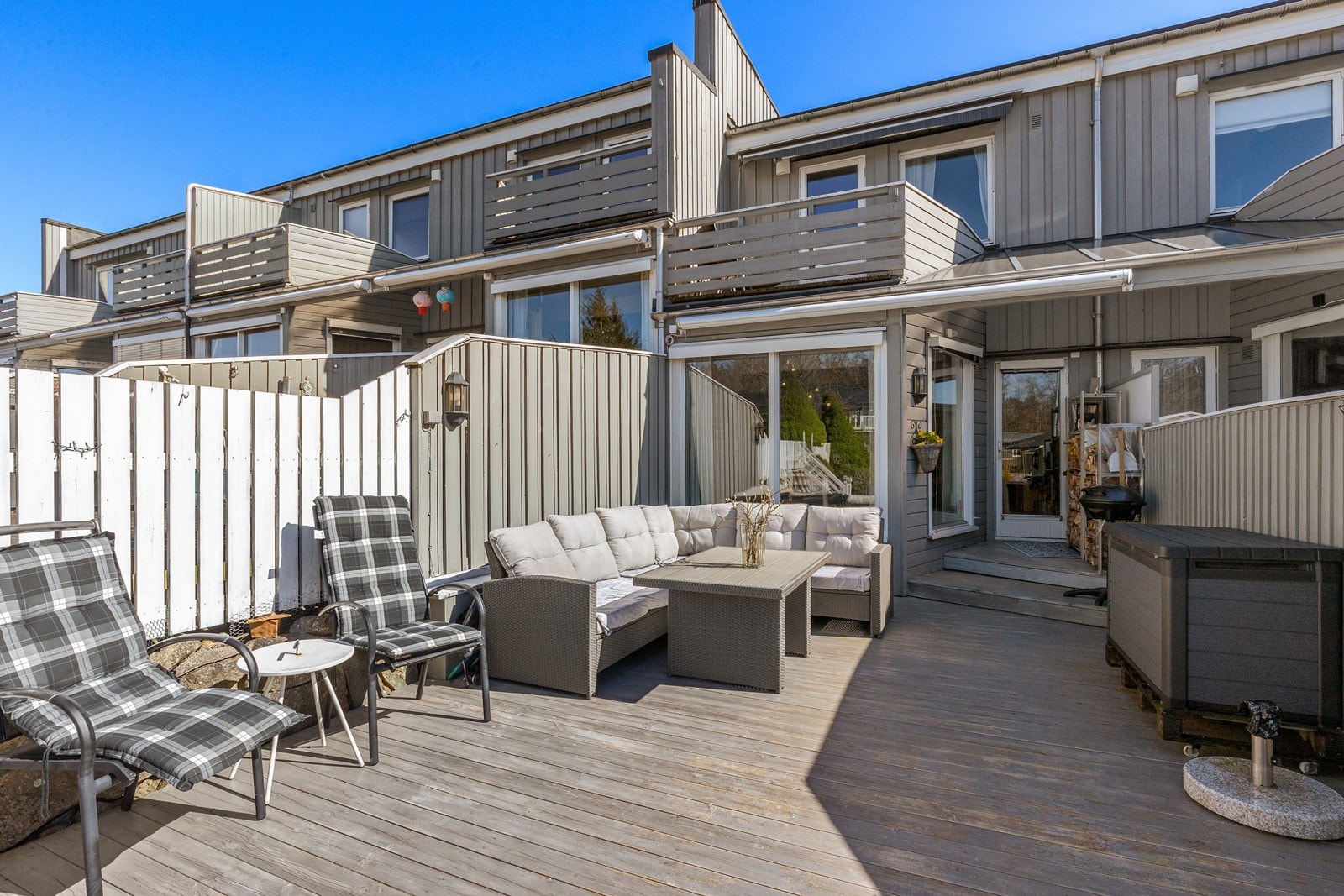 Solrik og romslig terrasse. Godt med kveldssol. Markise og persienner. Galleribilde