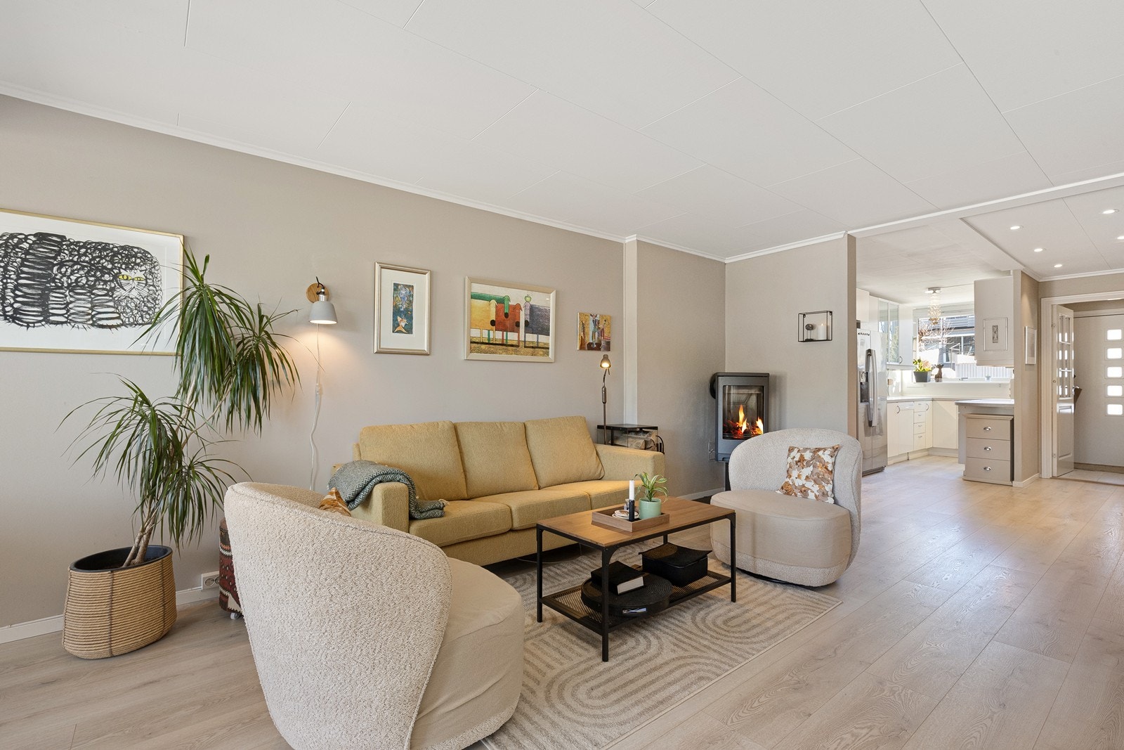 Stuen og kjøkken i åpen løsning. Tidsriktig og moderne farger og materialvalg. Galleribilde