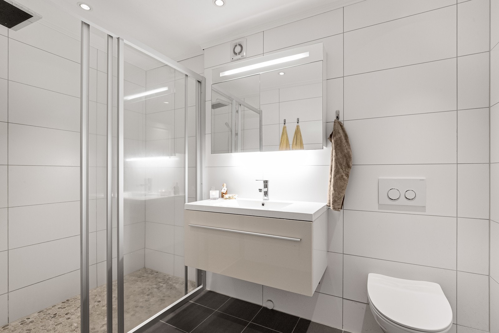 Badet i andre etasje ble oppgradert i 2012 med fliser, gulvvarme og downlights. Galleribilde