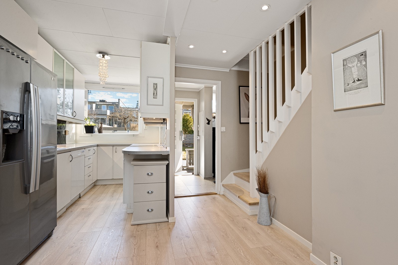 Entré og kjøkken. Galleribilde
