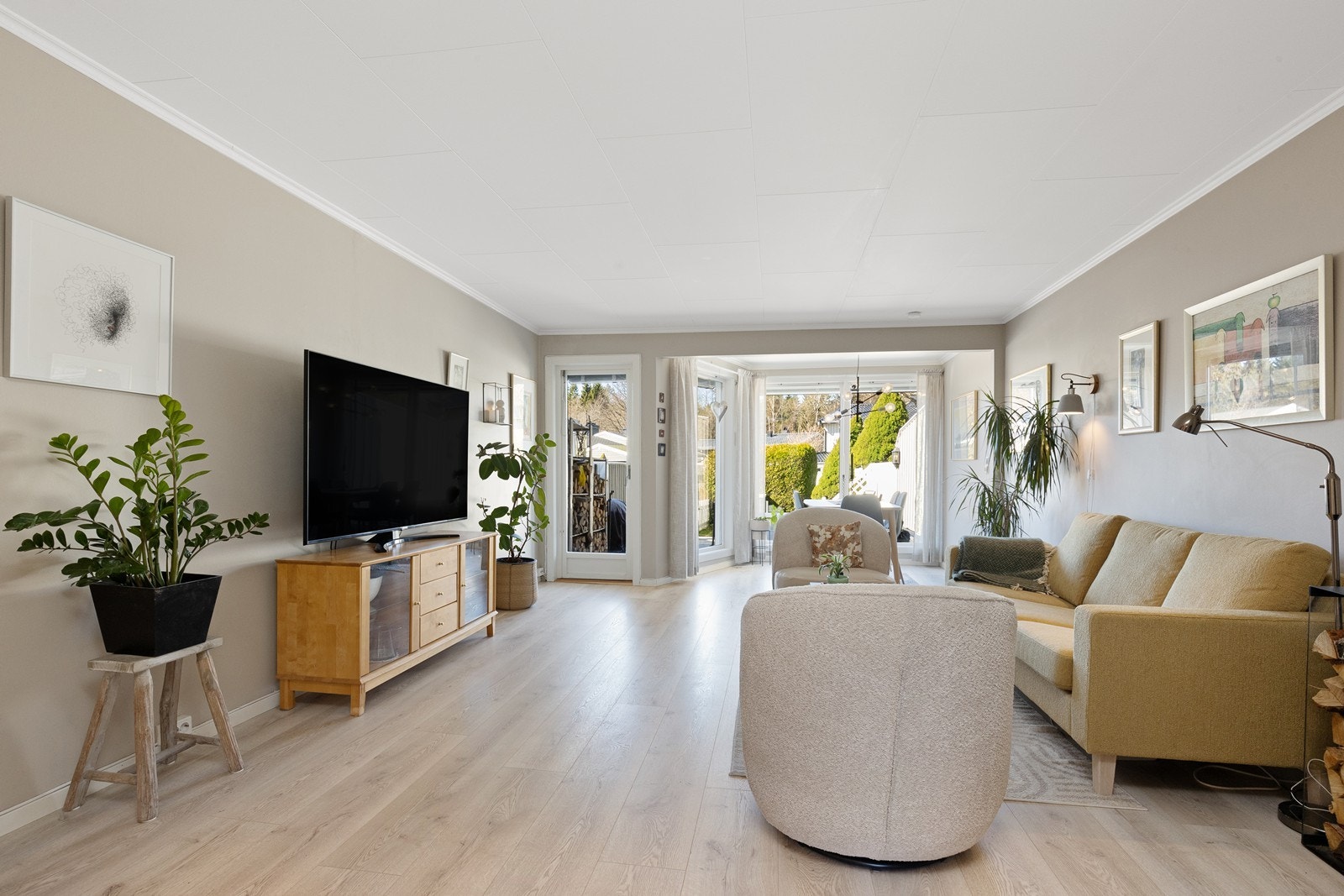 Fra stuen er det direkte utgang til vestvendt og solrik terrasse på ca. 28 m². Galleribilde