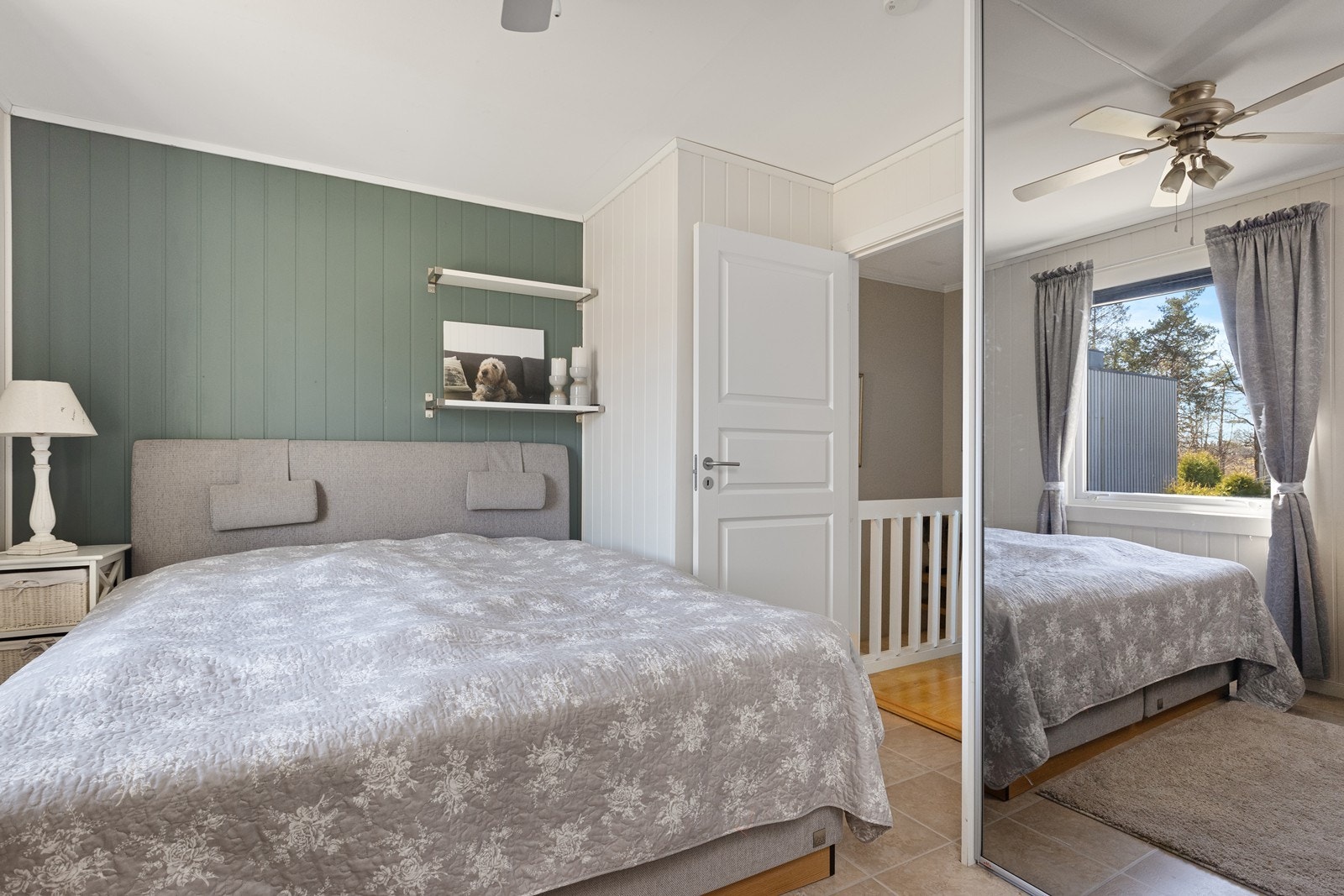 Hovedsoverommet har en praktisk skyvedørsgarderobe med speilfronter. Galleribilde