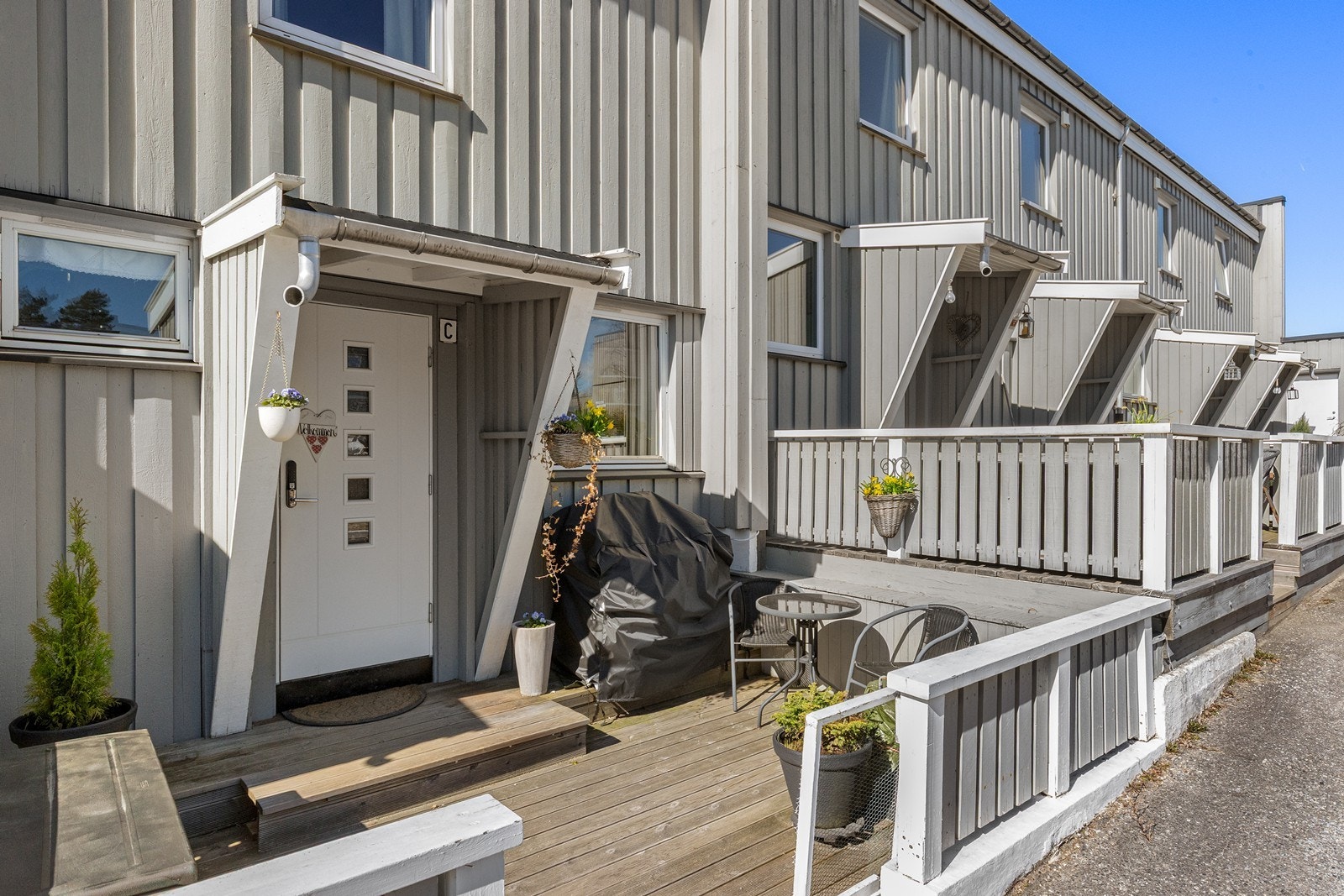 Ved inngangspartiet er det en treterrasse på ca. 11 m² Frokost terrasse med morgensol. Galleribilde