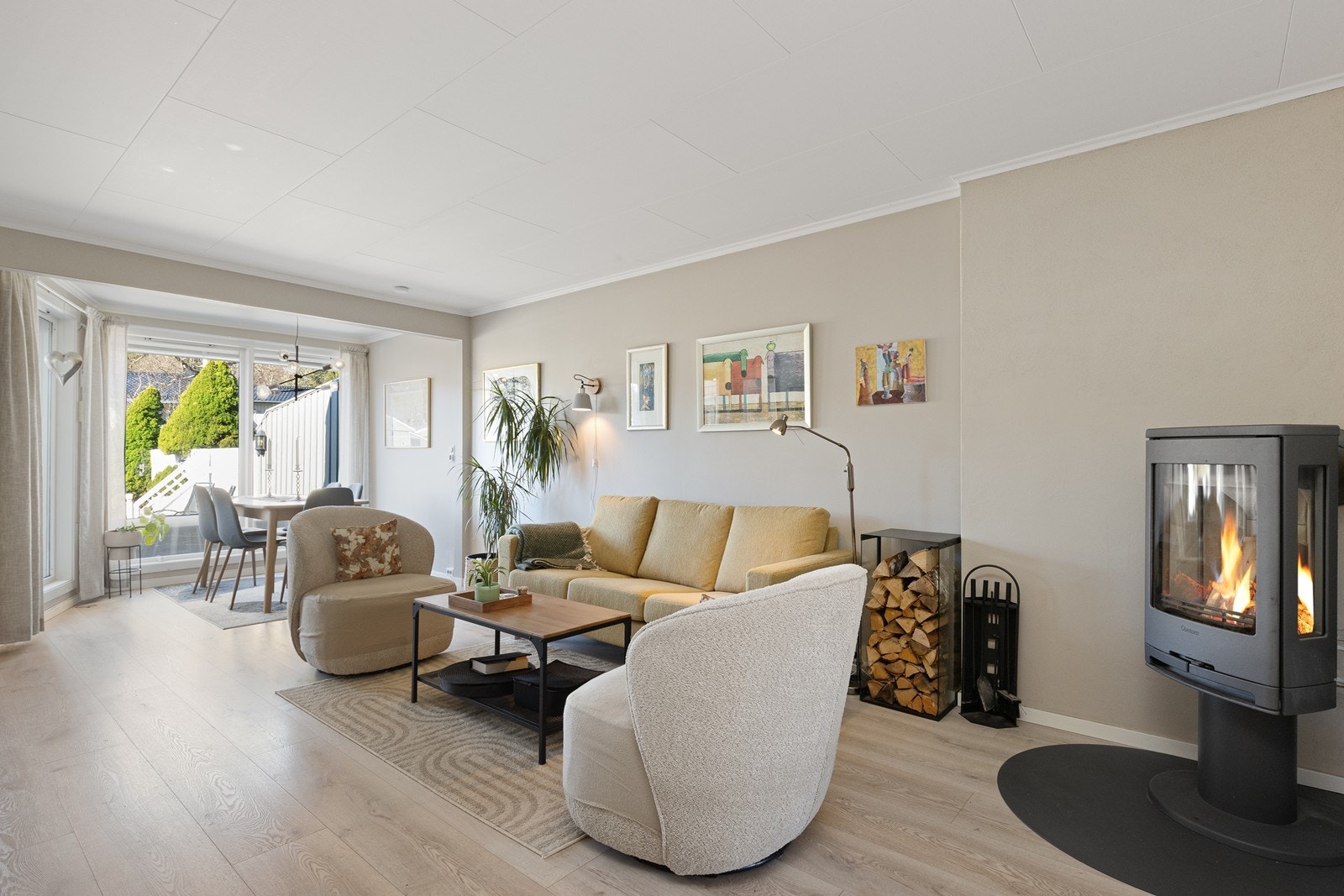 Romslig stue med peisovn, gode vindusflater og utgang til terrasse og hage. Galleribilde