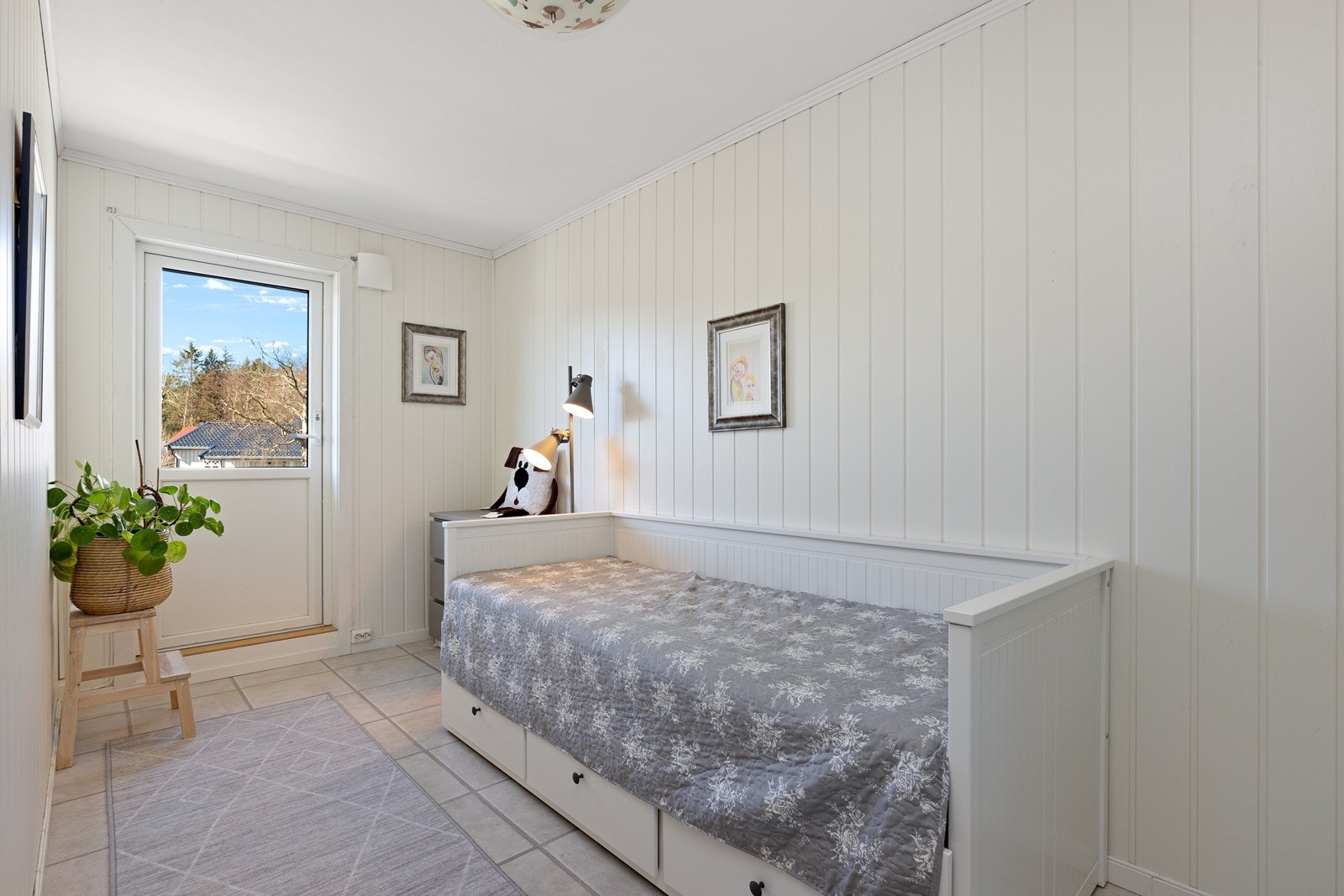 Fra det ene soverommet er det utgang til en vestvendt balkong på 5 m². Galleribilde
