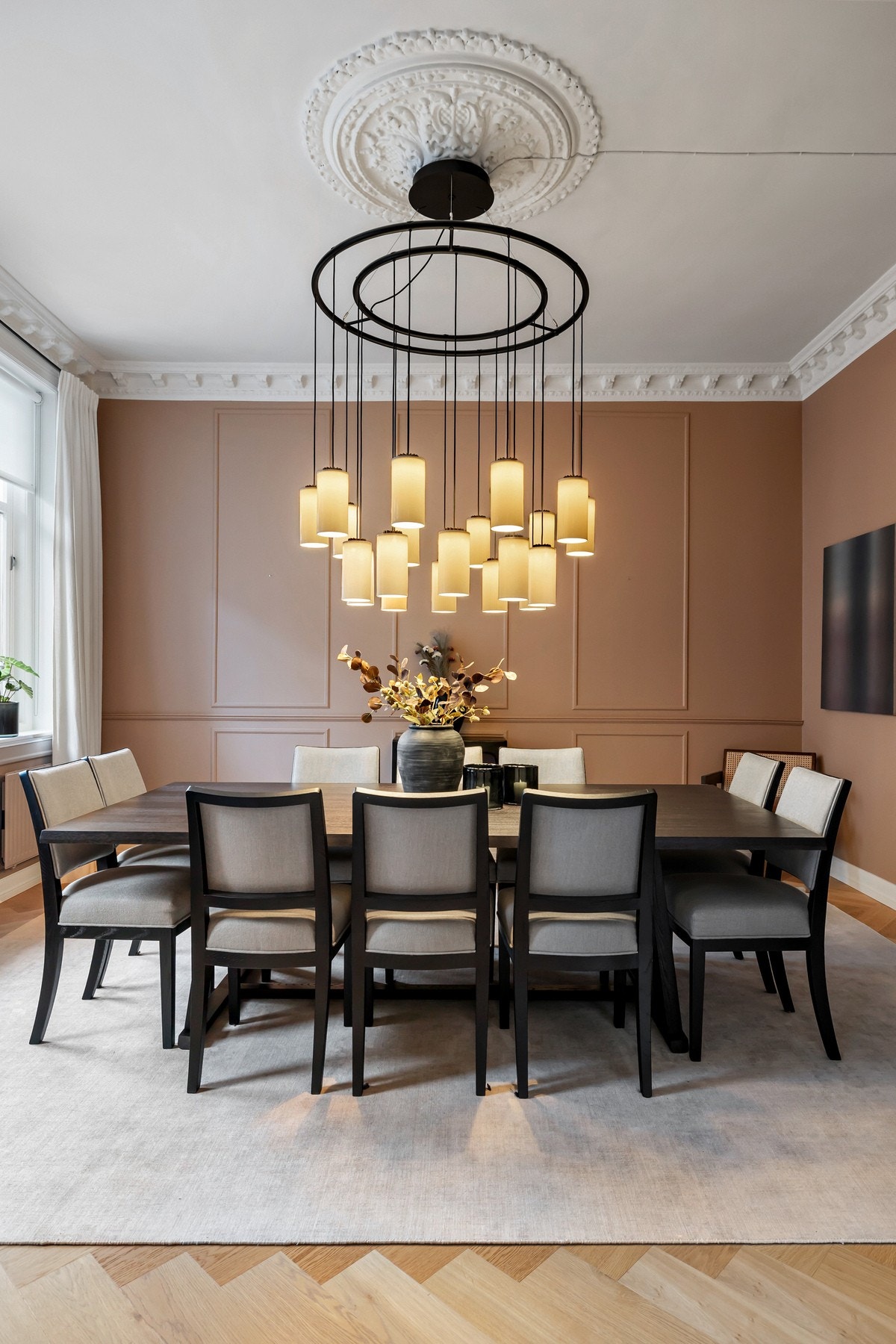I spisestuen er det god plass til et stort spisebord med tilhørende stoler, noe som gjør rommet godt egnet for både hverdagsmåltider og sosiale sammenkomster. Galleribilde