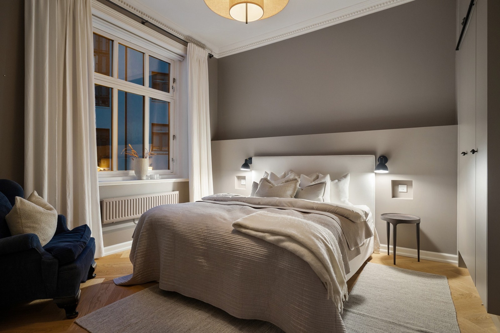 Hovedsoverommet er av god størrelse og har god plass til dobbeltseng og tilørende nattbord. Galleribilde