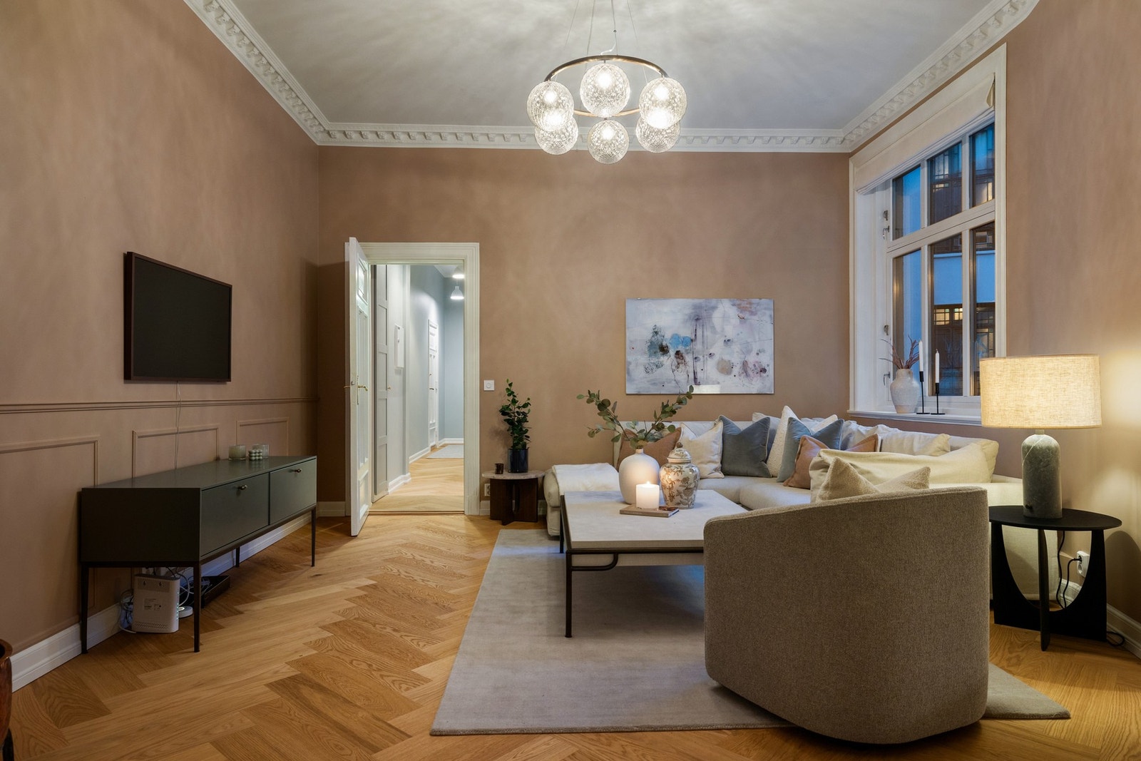 Stuen har også et stort vindu som slipper inn godt med dagslys. Galleribilde