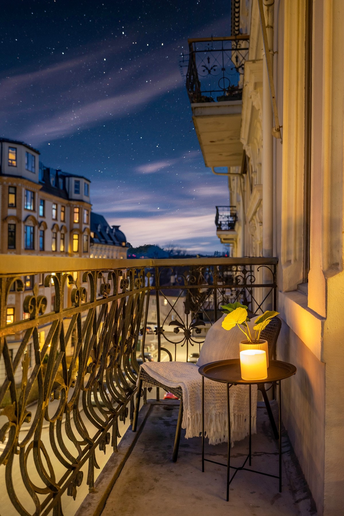Balkongen har også et pent rekkverk av smijern. Galleribilde