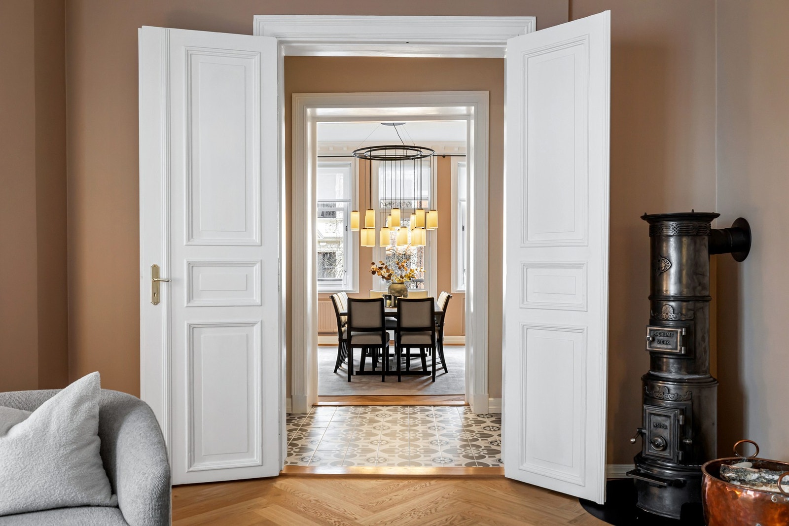 Fra gangen er det også doble fløydører inn til stuen. Galleribilde