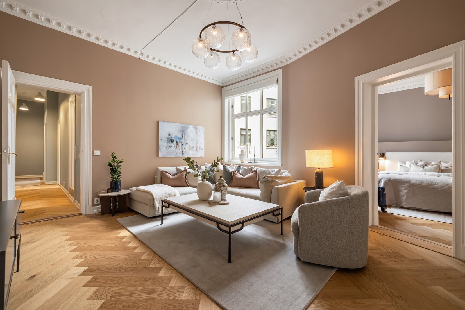 Her er det plass til en romslig sofagruppe med tilhørende møblement. Galleribilde