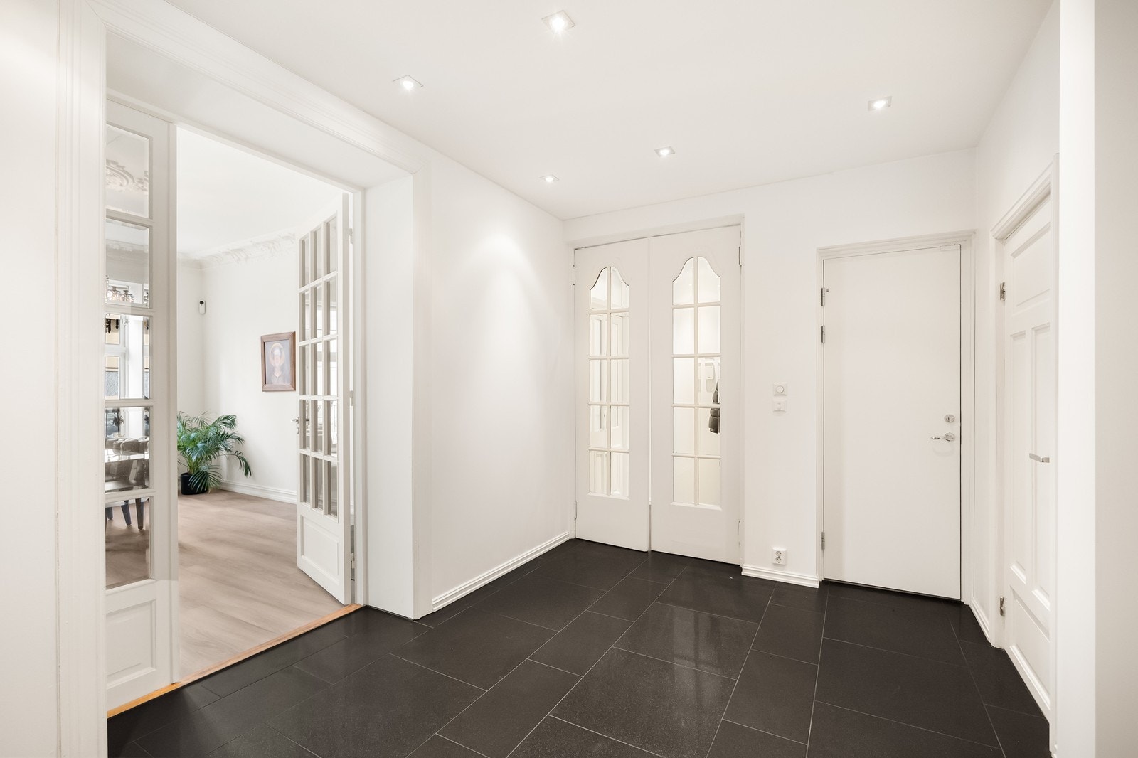 Stor entré med flilagt gulv og downlights i taket Galleribilde