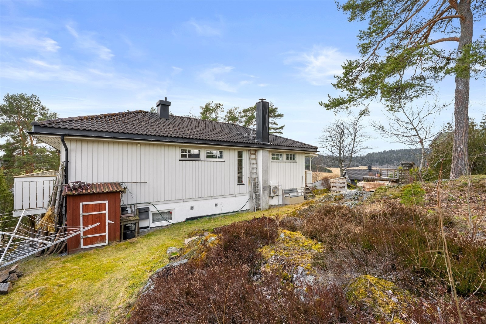 Eiendommen grenser mot friområde og det er flere hyggelige uteplasser på tomten Galleribilde