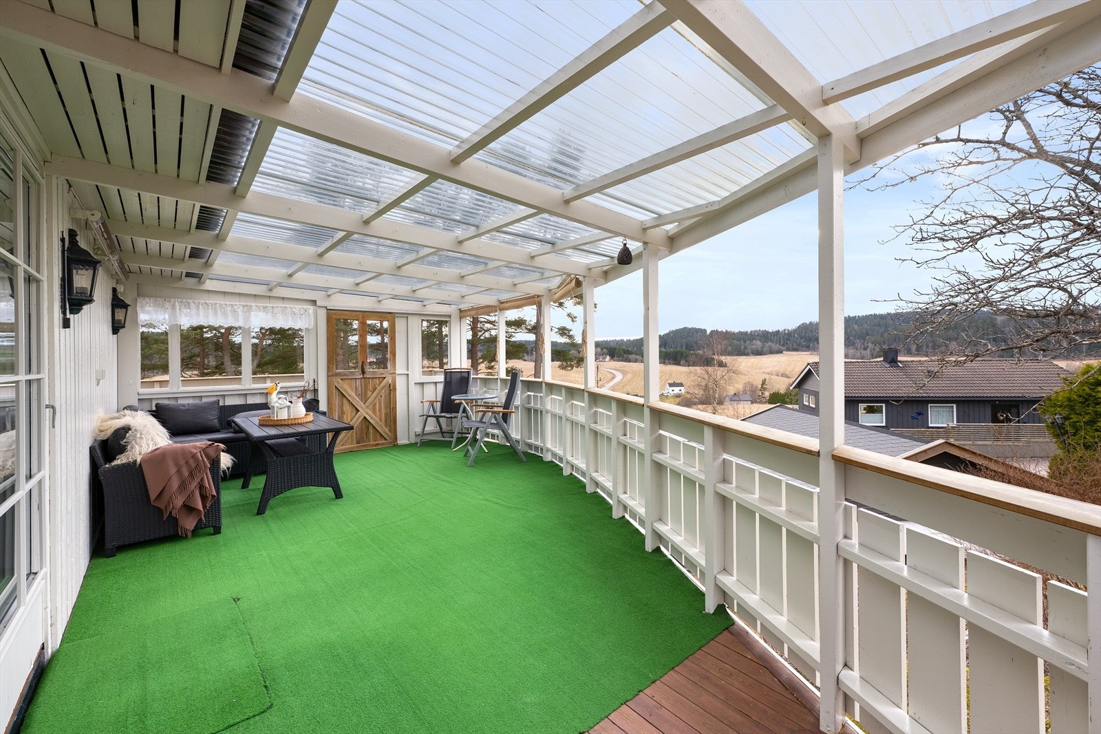Fra stuen er det utgang til overbygd terrasse med flott utsikt og gode solforhold Galleribilde