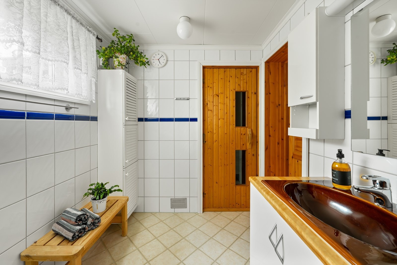 Badet har flislagt gulv med varme, flislagte vegger, servant, dusj m/glassvegger og toalett. Fra badet er det direkte adkomst til badstue Galleribilde