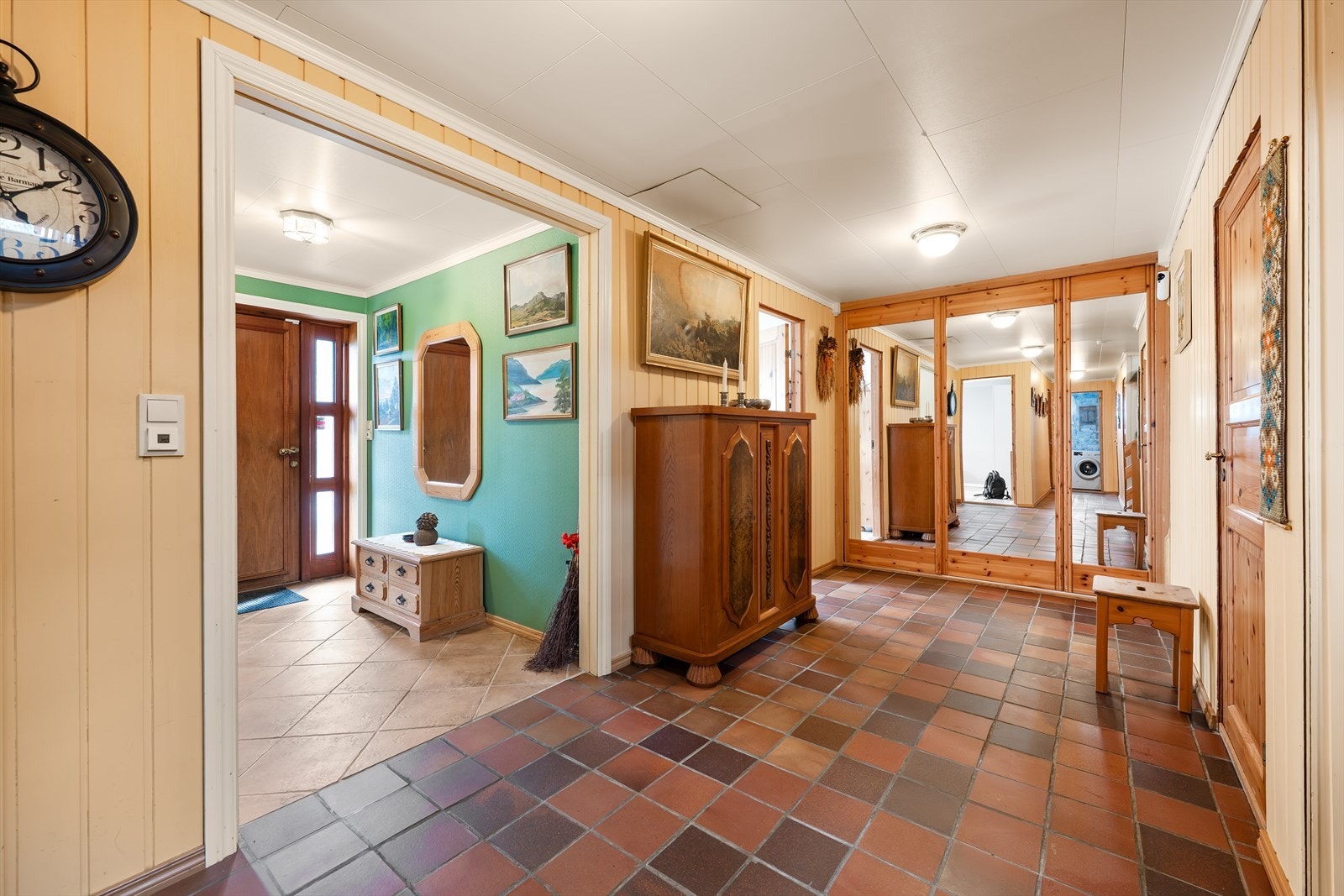Videre fra entreen finner man en romslig hall med skyvedørsgarderobe og inngang til to boder med rikelig oppbevaringsplass, soverommene, badet og vaskerommet Galleribilde