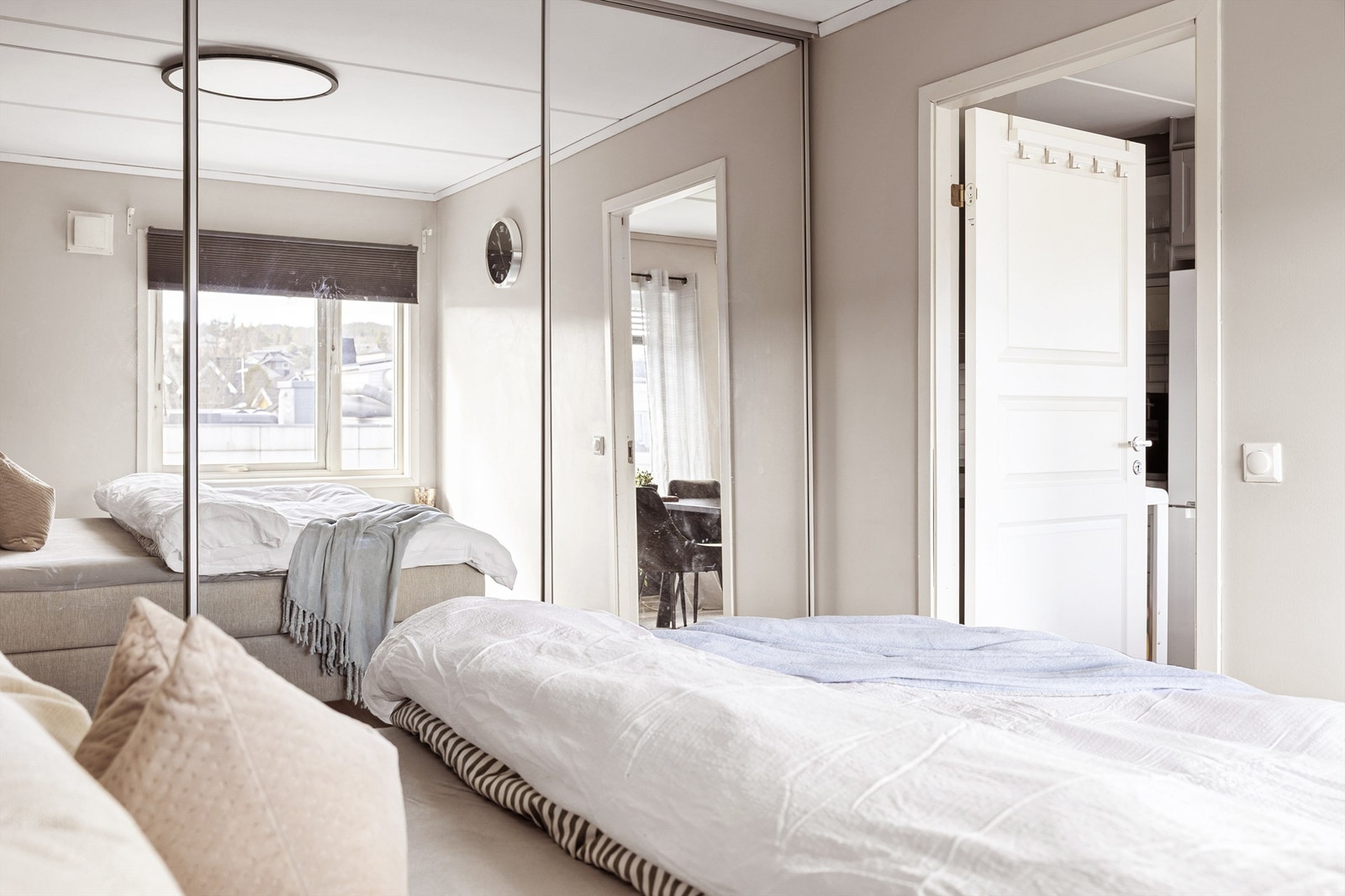 Hovedsoverommet har en stor skyvedørsgarderobe med speilfronter som gir rikelig med oppbevaringsplass. Galleribilde