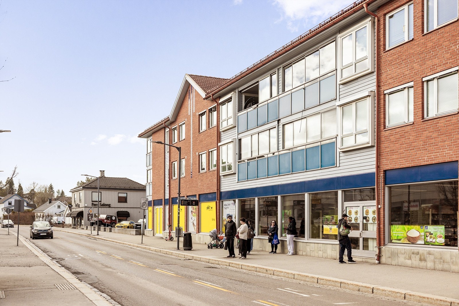 Strømmen Storsenter, med over 200 butikker og servicetilbud, ligger kun tre minutters gange unna. Galleribilde
