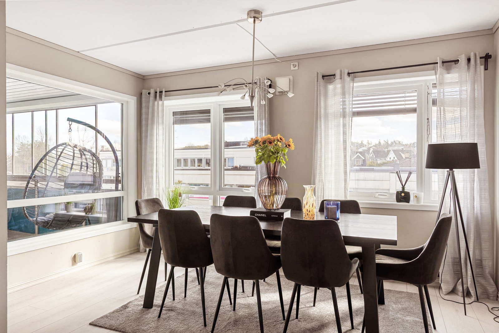 I tilknytning til stuen er det en egen sone med god plass til et stort spisebord. Galleribilde