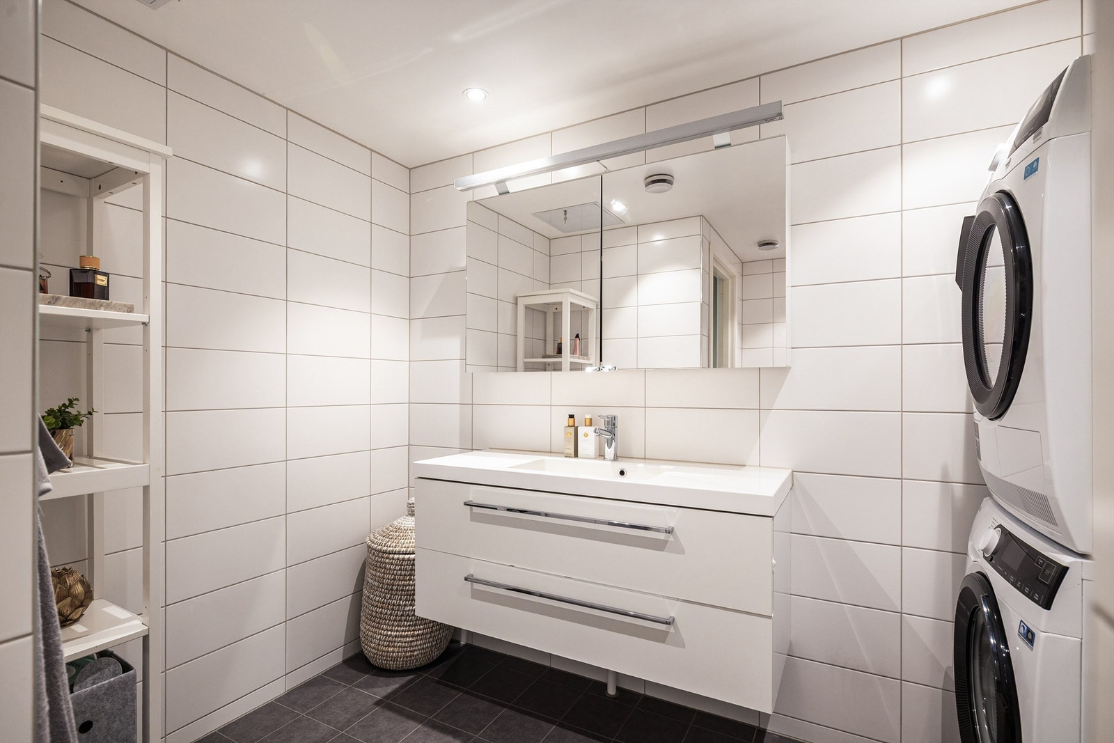 Badet ble oppgradert i 2016 og har flislagt gulv med elektrisk gulvvarme og innfelte downlights i taket. Galleribilde