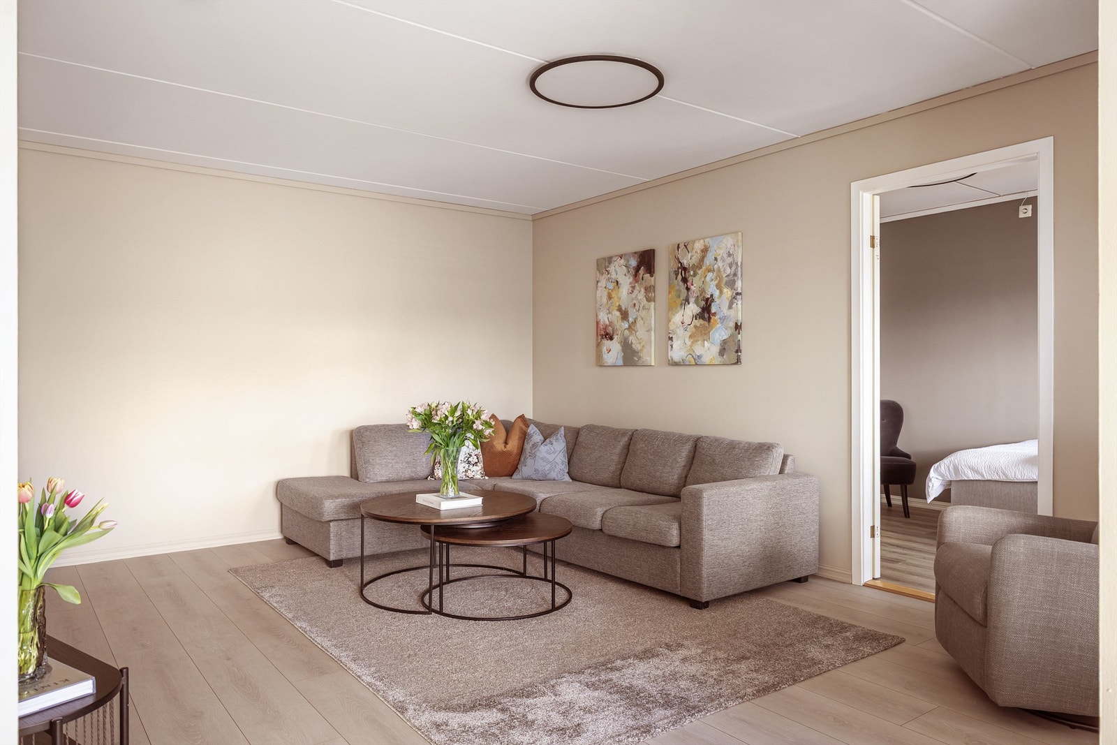 Stuen har god plass til en romslig sofagruppe og er et naturlig samlingspunkt i boligen. Galleribilde