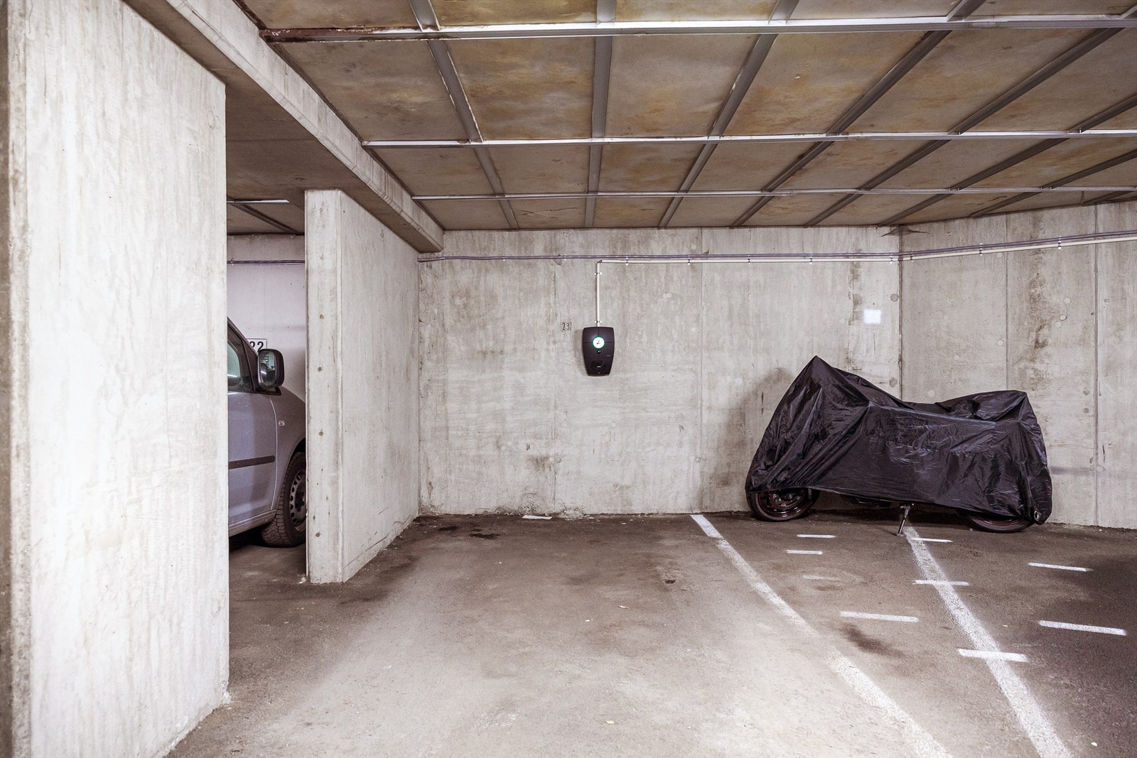 Det medfølger en fast parkeringsplass i felles, lukket garasjeanlegg. Galleribilde