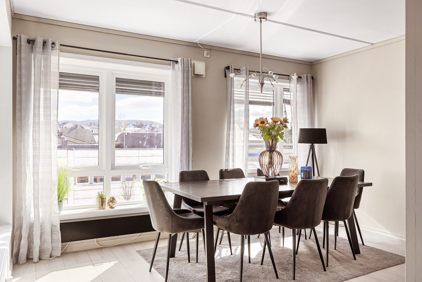 Spisestuen er plassert slik at den får godt med dagslys fra vinduene. Galleribilde