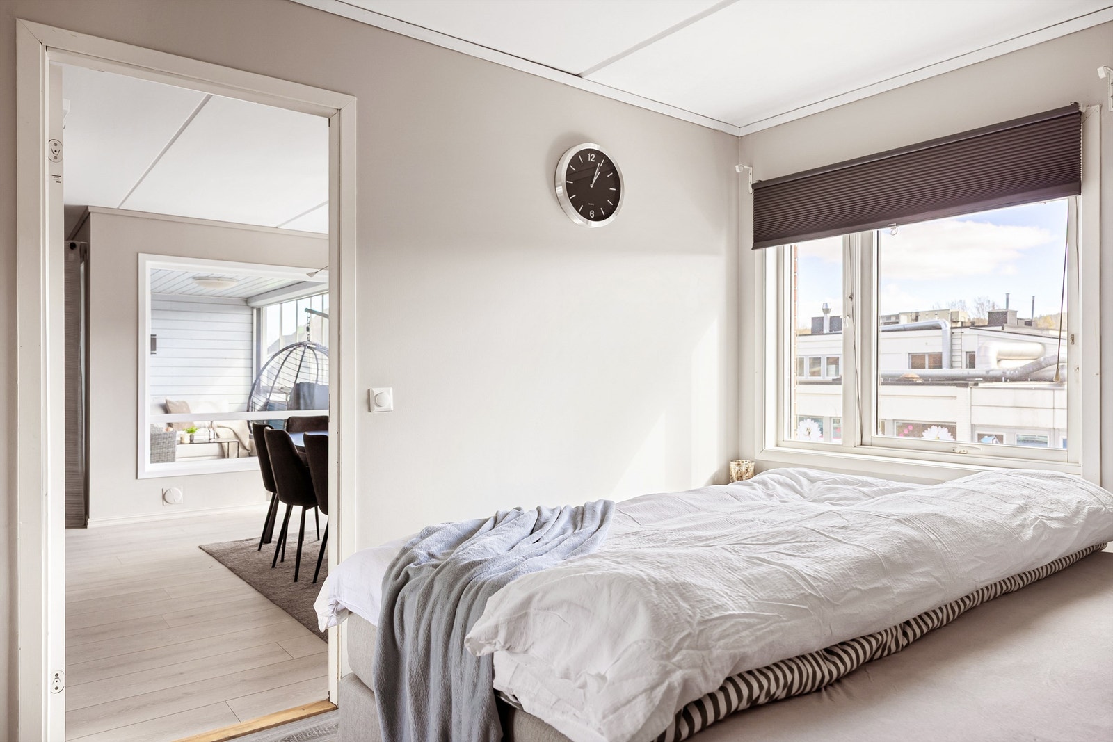 Fra hovedsoverommet er det kort vei til både stue og bad. Galleribilde