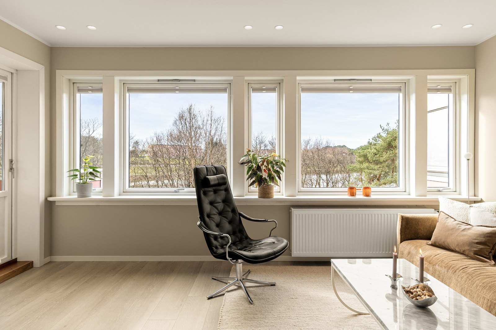 - Store vindusflater som gir en flott utsikt og slipper inn mye naturlig lys - Galleribilde