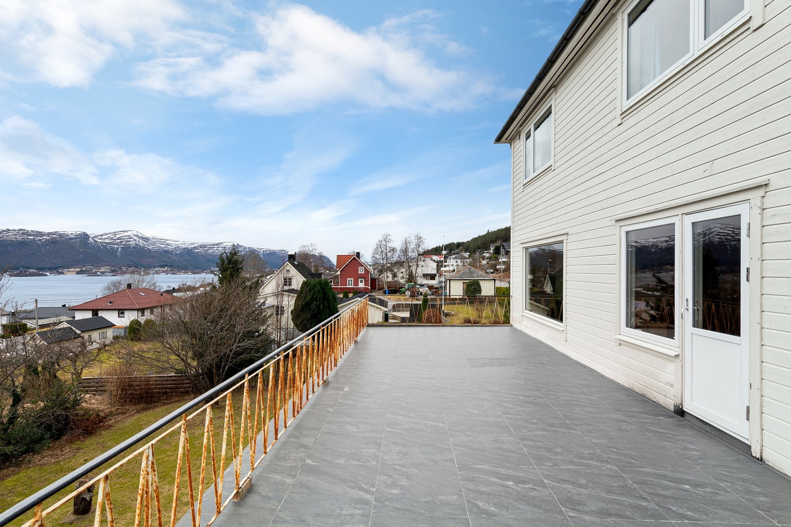 Utgang fra stue til stor veranda med fantastisk utsikt med gode solforhold Galleribilde