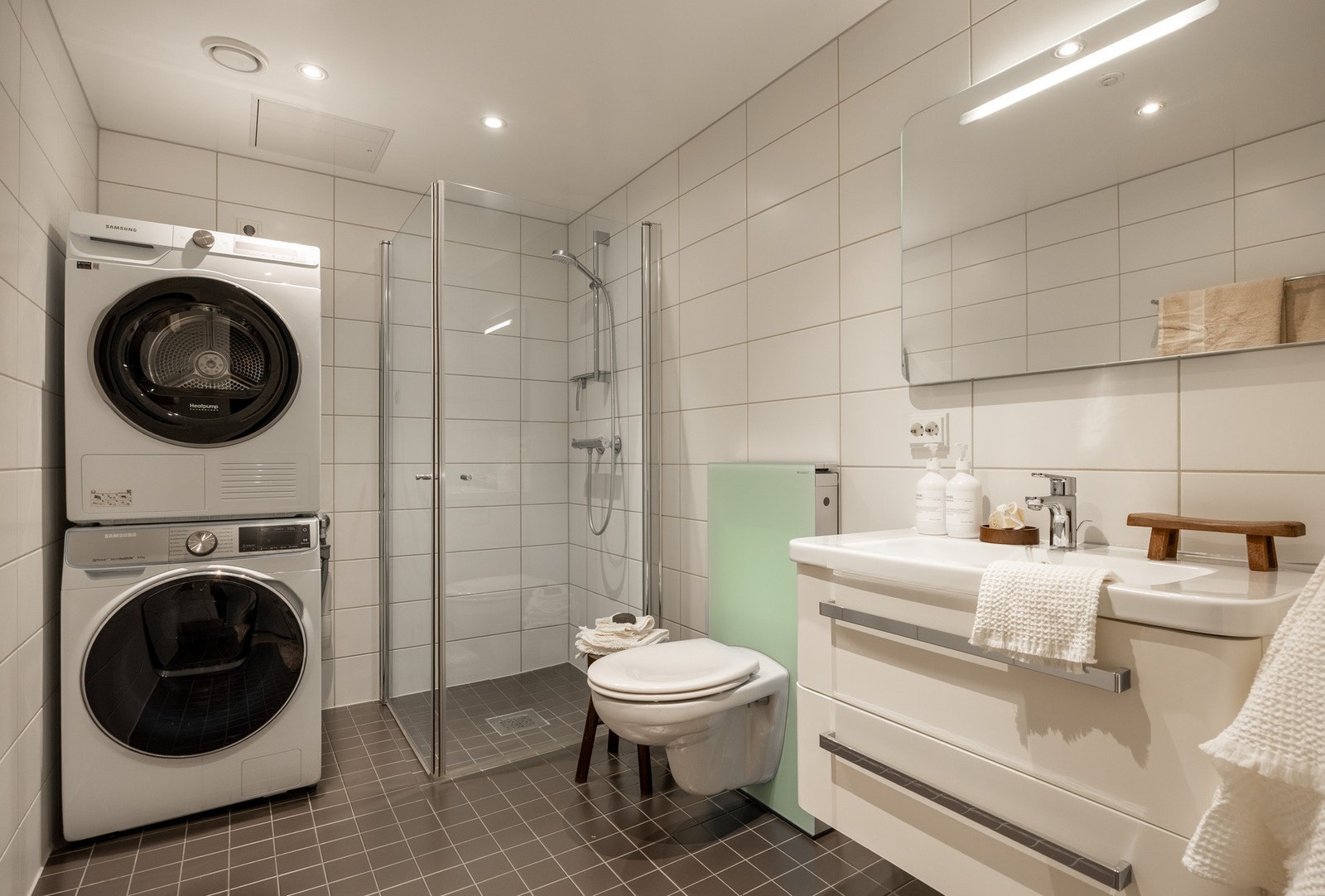 Lunt og moderne baderom fra byggeåret. Opplegg for vaskemaskin og tørketrommel. Galleribilde