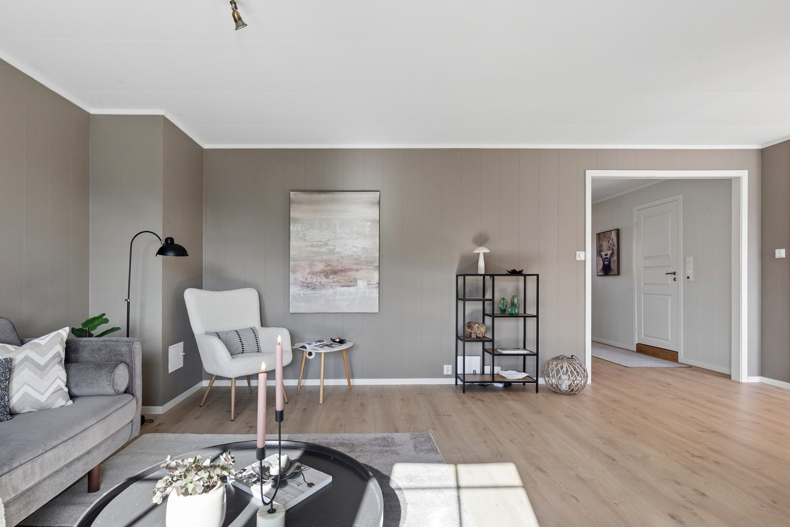 Leiligheten er malt i tidsriktige farger. Galleribilde