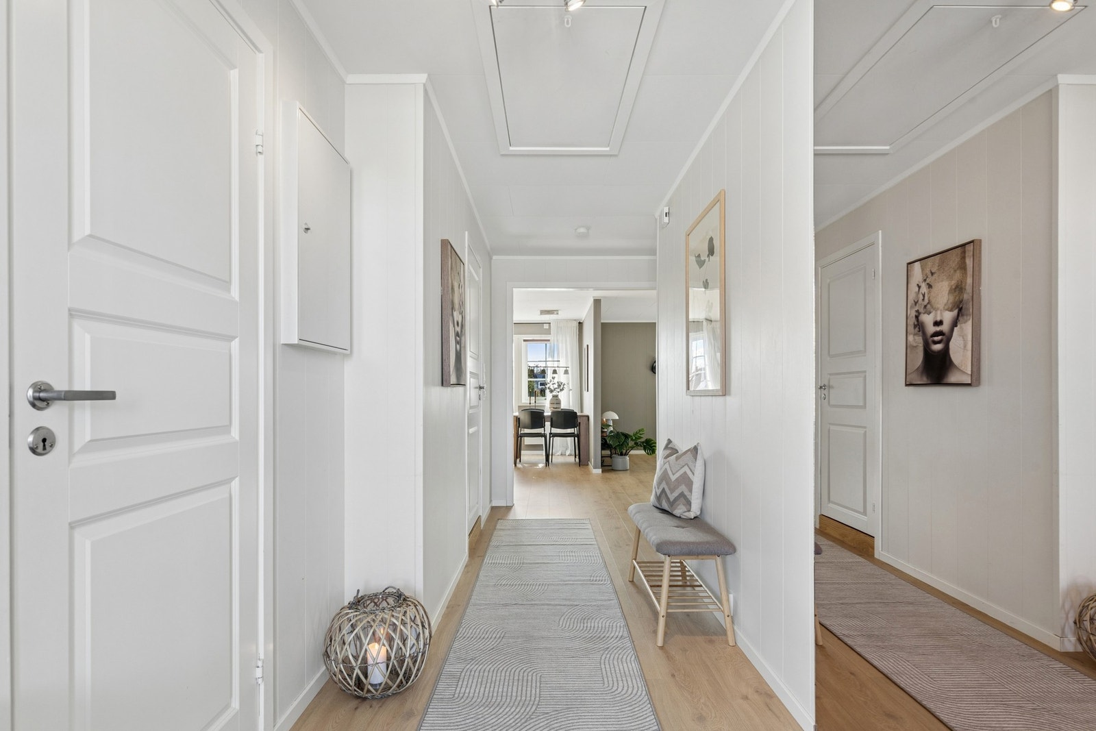 Leiligheten ligger i byggets 2. etasje med adkomst via overbygget inngangsparti og trapp. Galleribilde