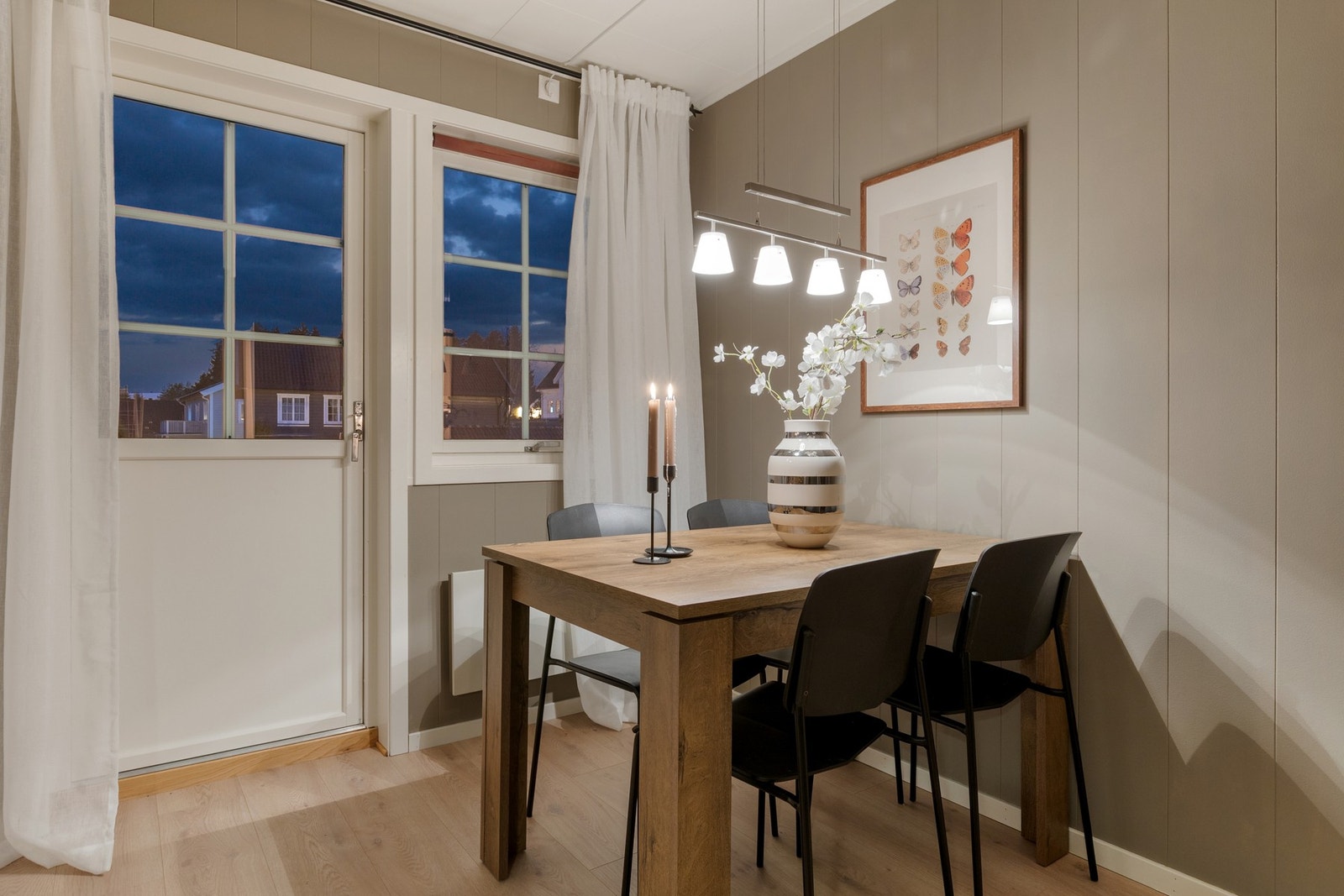 Planløsningen er praktisk med romslig stue og åpen kjøkkenløsning, to gode soverom, bad og innvendig bod. Galleribilde