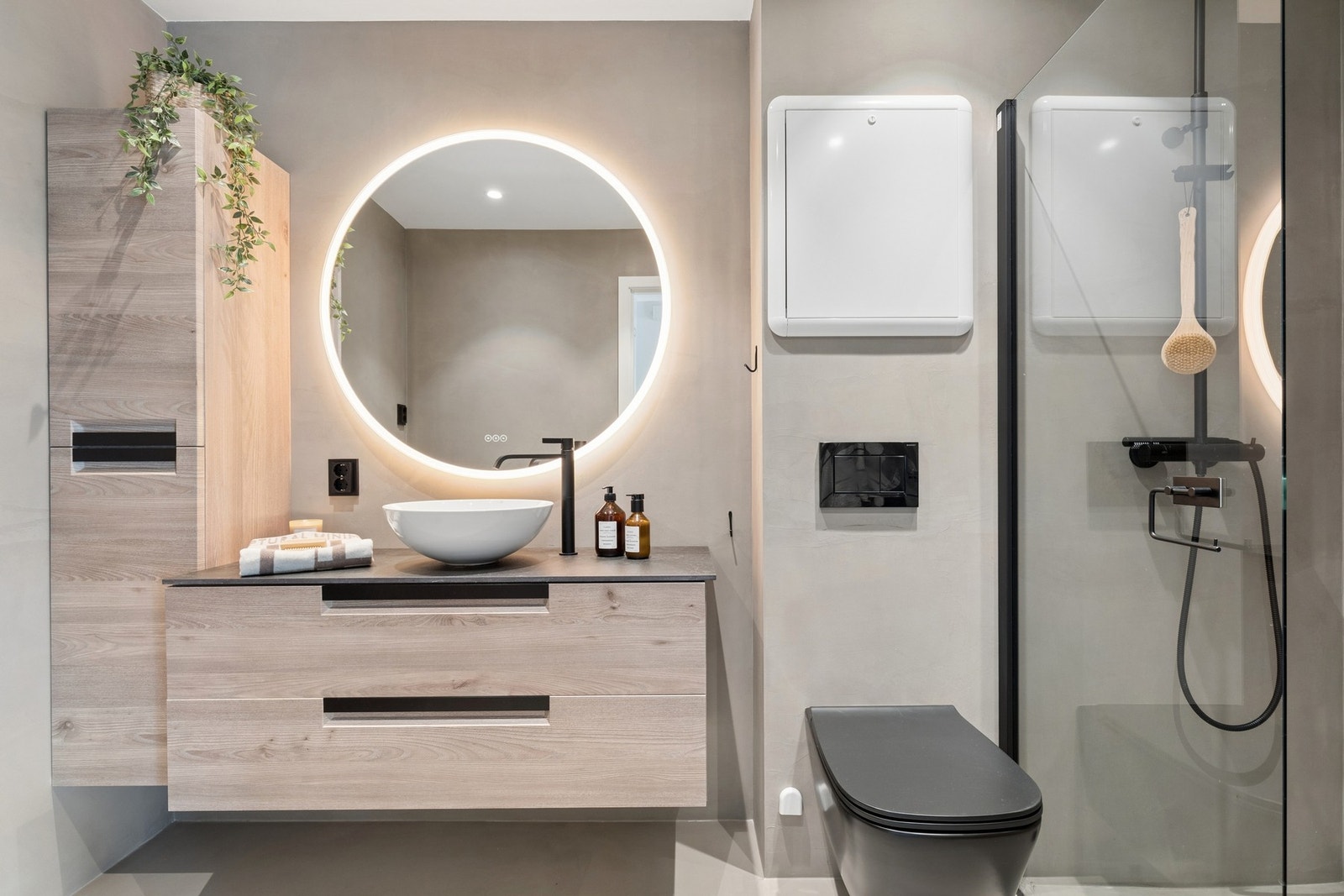 Badet ble modernisert i 2024 og holder en moderne standard med mikrosement på gulv og vegger. Galleribilde