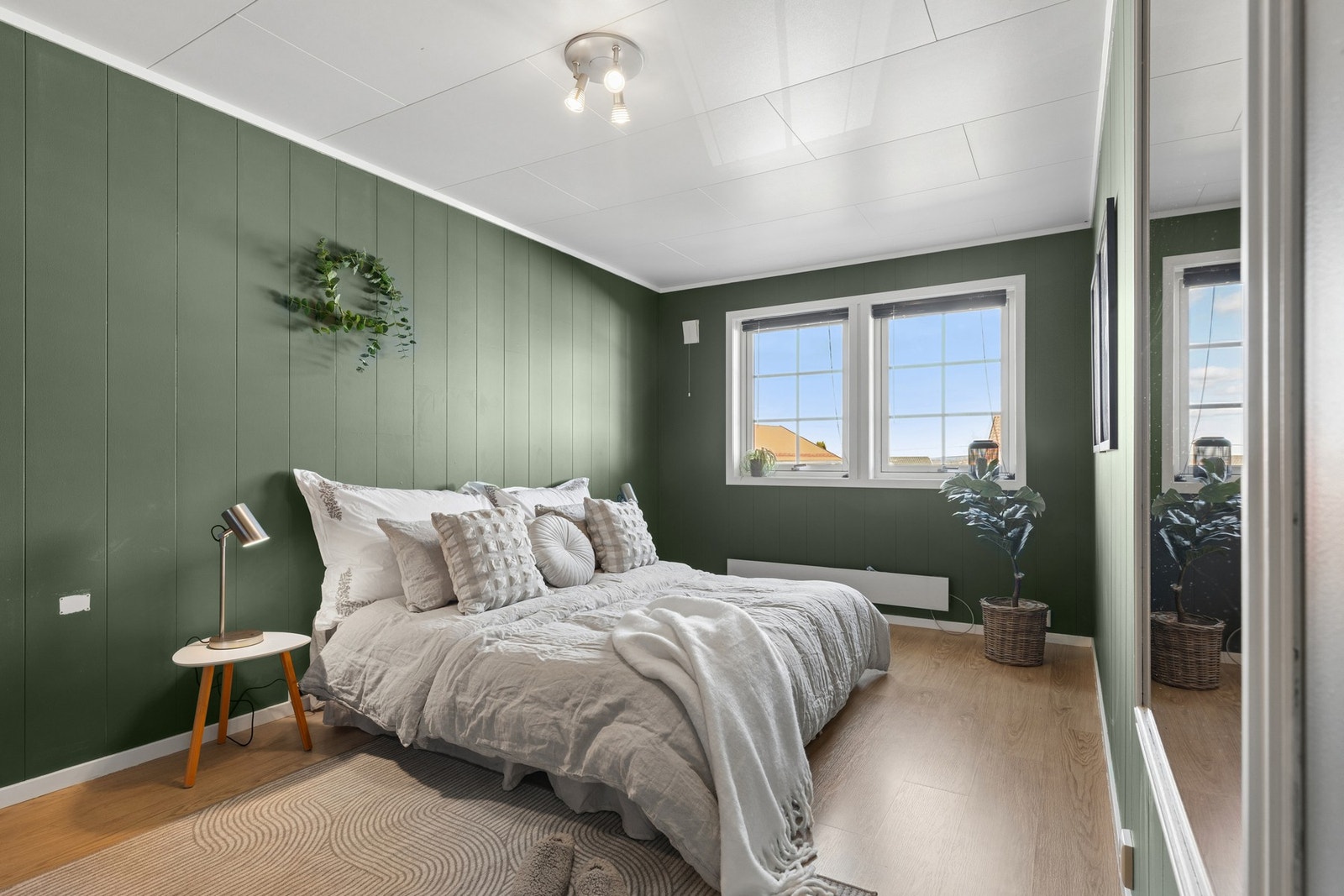 Leiligheten har 2 soverom, hvorav hovedsoverommet er utstyrt med skyvedørsgarderobe. Galleribilde
