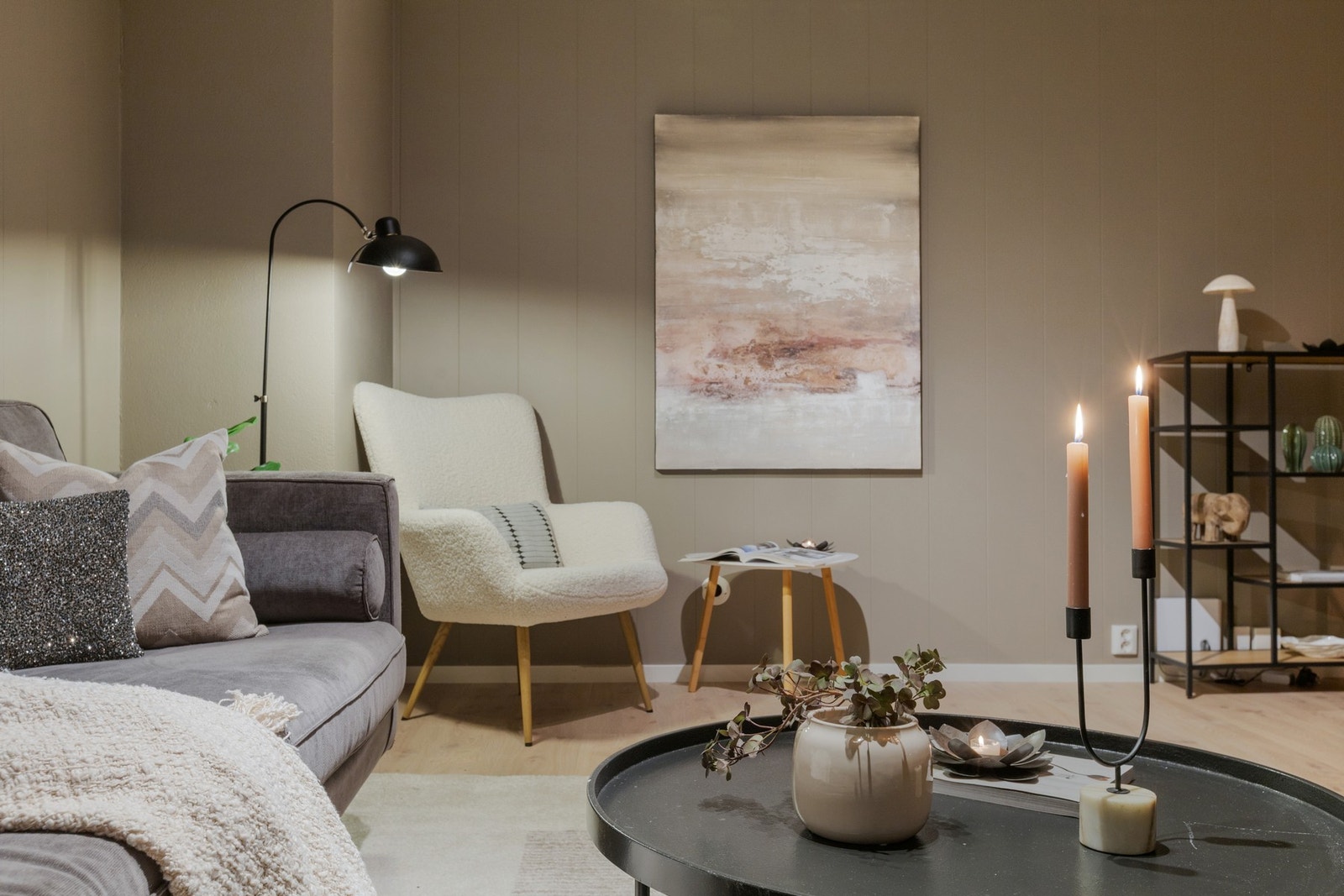 Her bort du med kort vei inn til Jessheim sentrum og kun 2,5km til nærmeste matbutikk. Galleribilde
