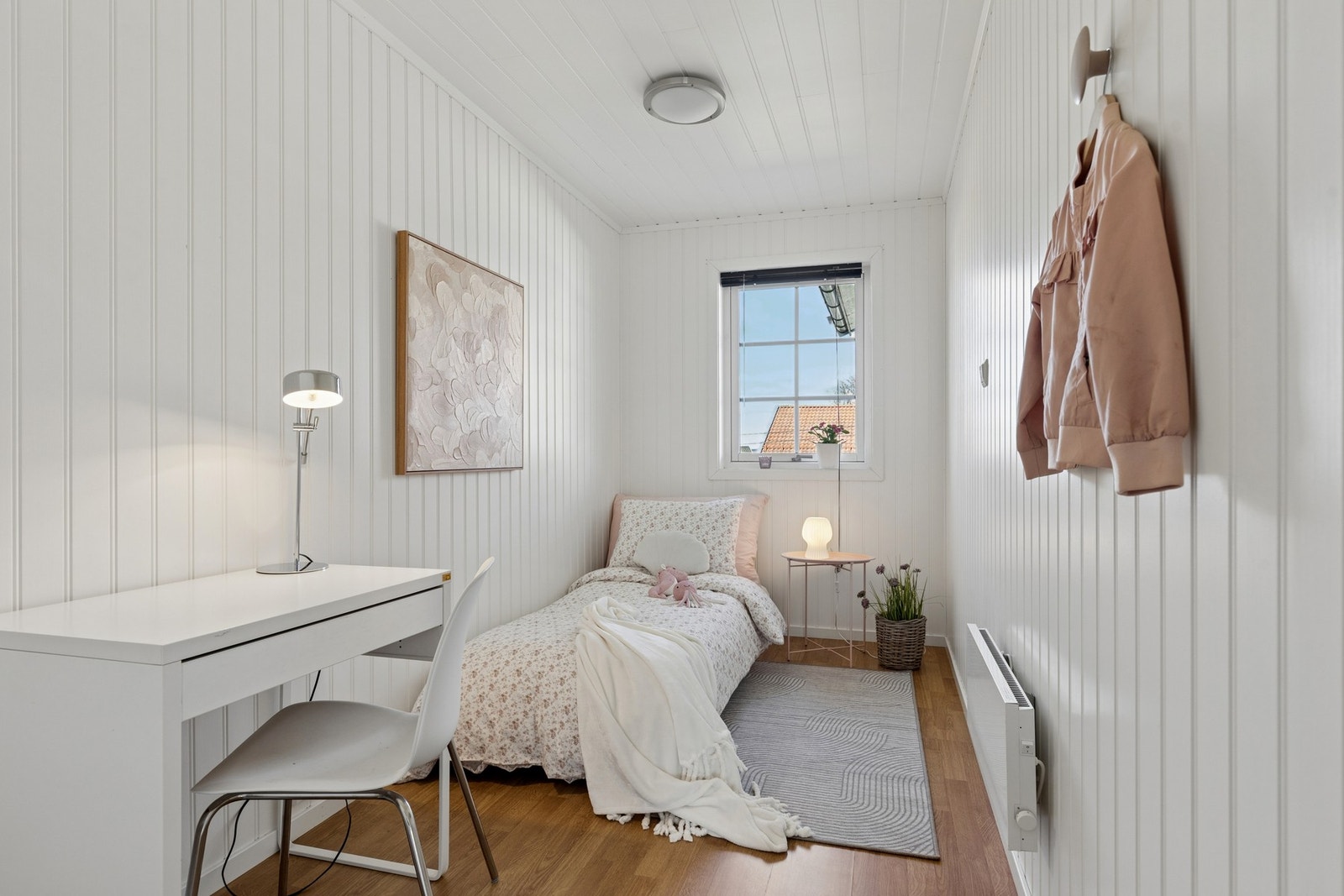Soverom 2 er i lyse farger som gjør det enkelt å innrede etter eget ønske. Galleribilde