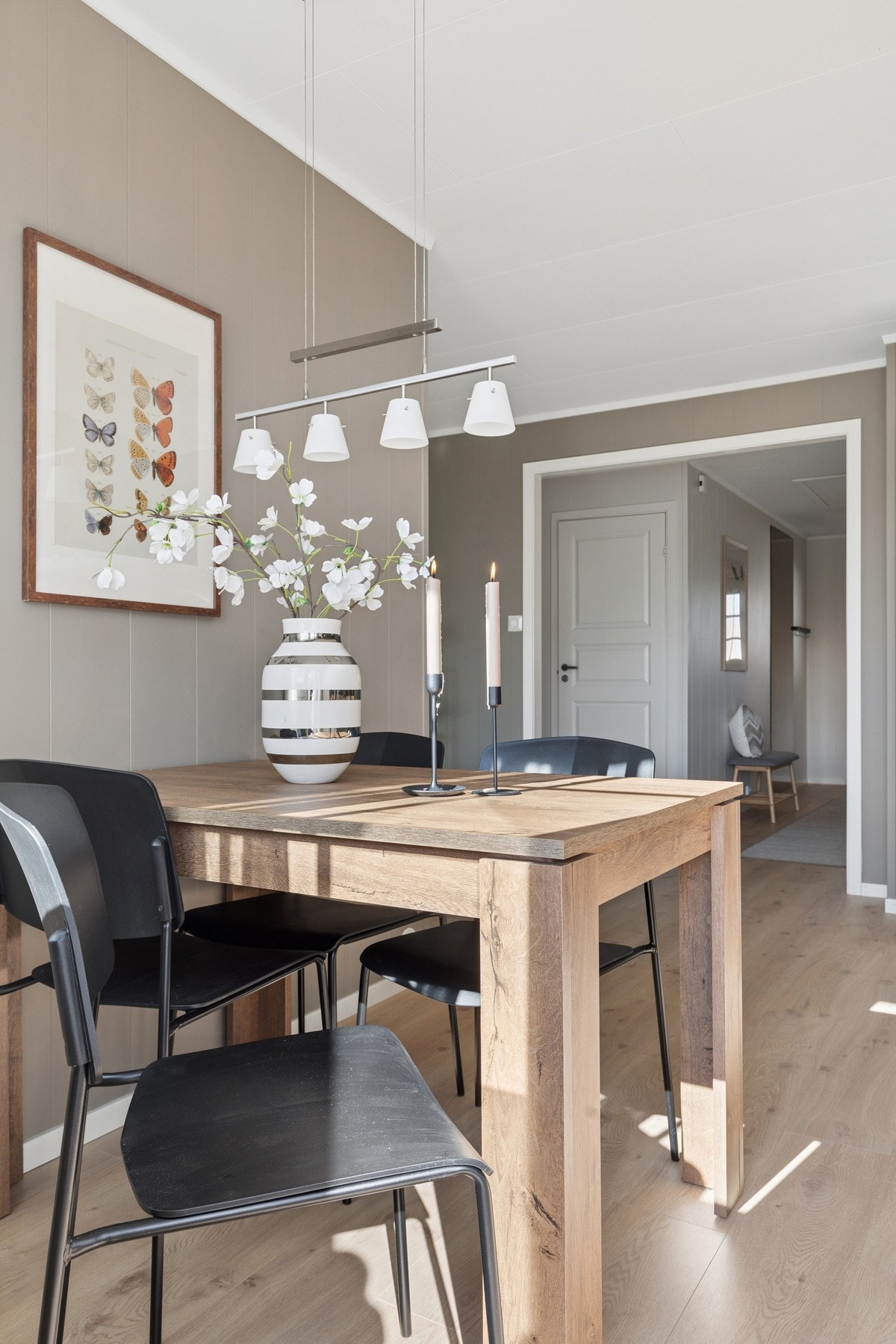 Kjøkkenet gir rom for spiseplass. Galleribilde