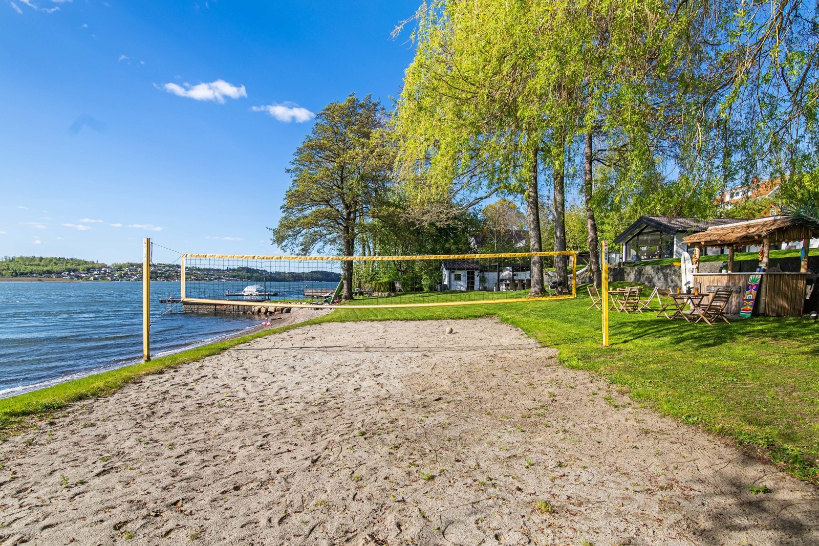 I tillegg kan eiendommen skilte med en sandvolleyballbane, som gir gode muligheter for både lek og aktivitet for familie og gjester - et hyggelig samlingspunkt gjennom sommerhalvåret. Galleribilde