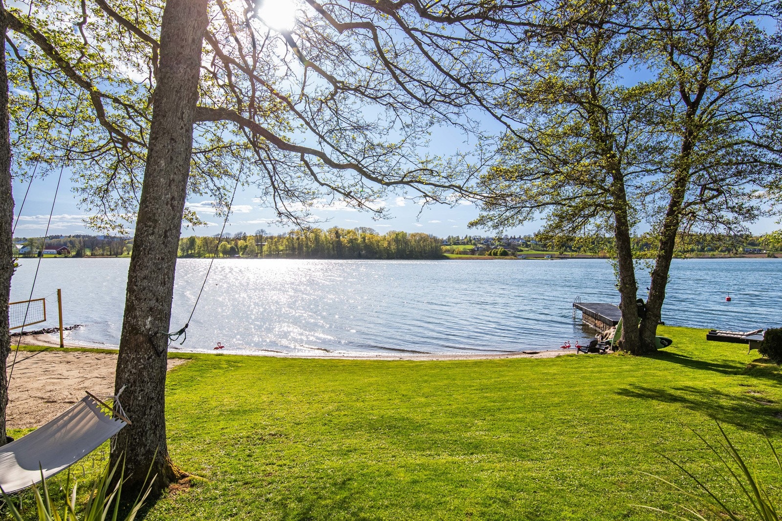 Enten du ønsker å bade, padle, fiske eller bare nyte utsikten fra egen tomt, gir denne boligen deg en sjelden anledning til å eie en plass nær kysten Galleribilde