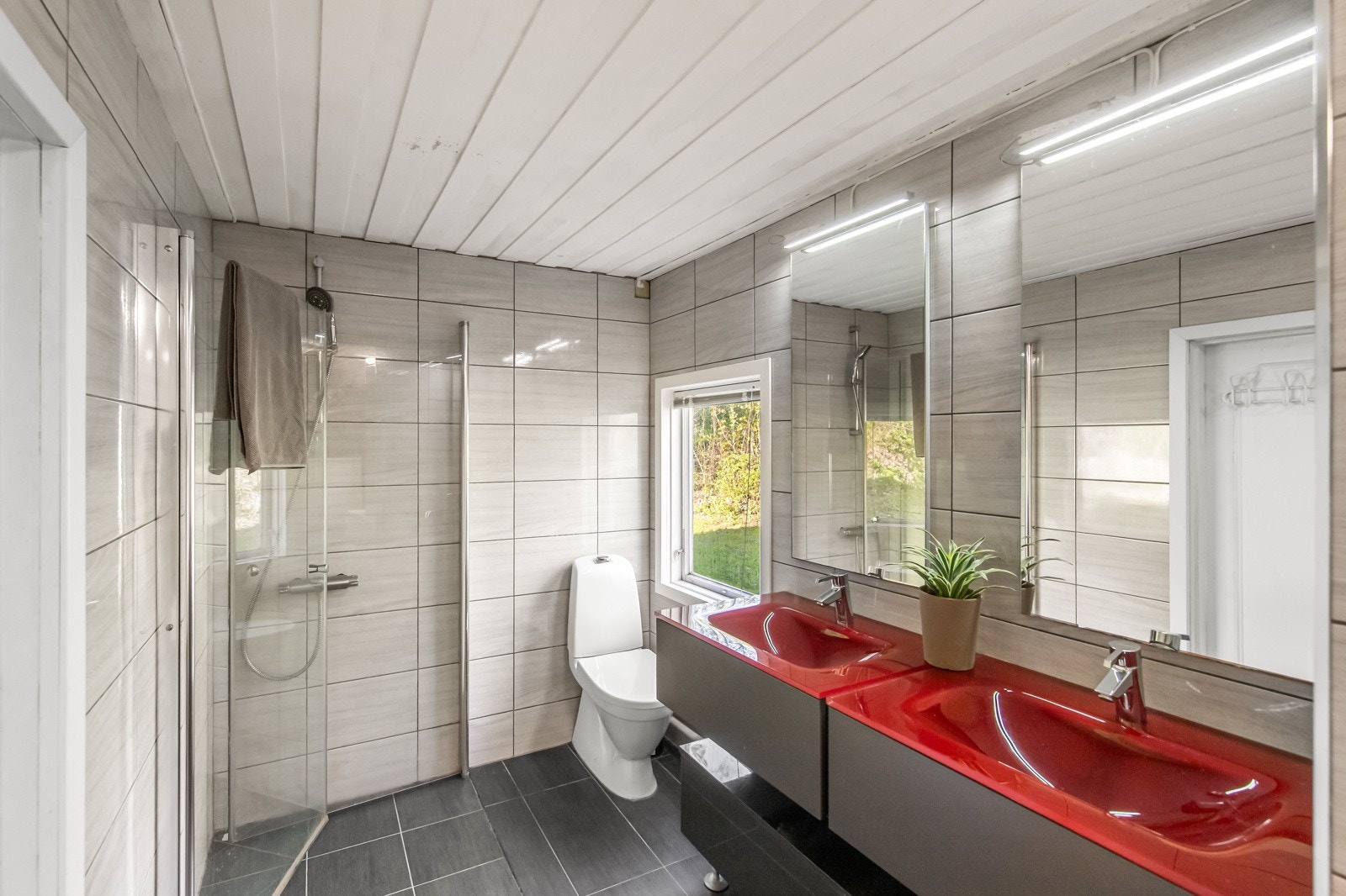Badet ble oppusset i 2017 og har flislagte overflater, varmekabler, dobbel servant og dusjhjørne Galleribilde