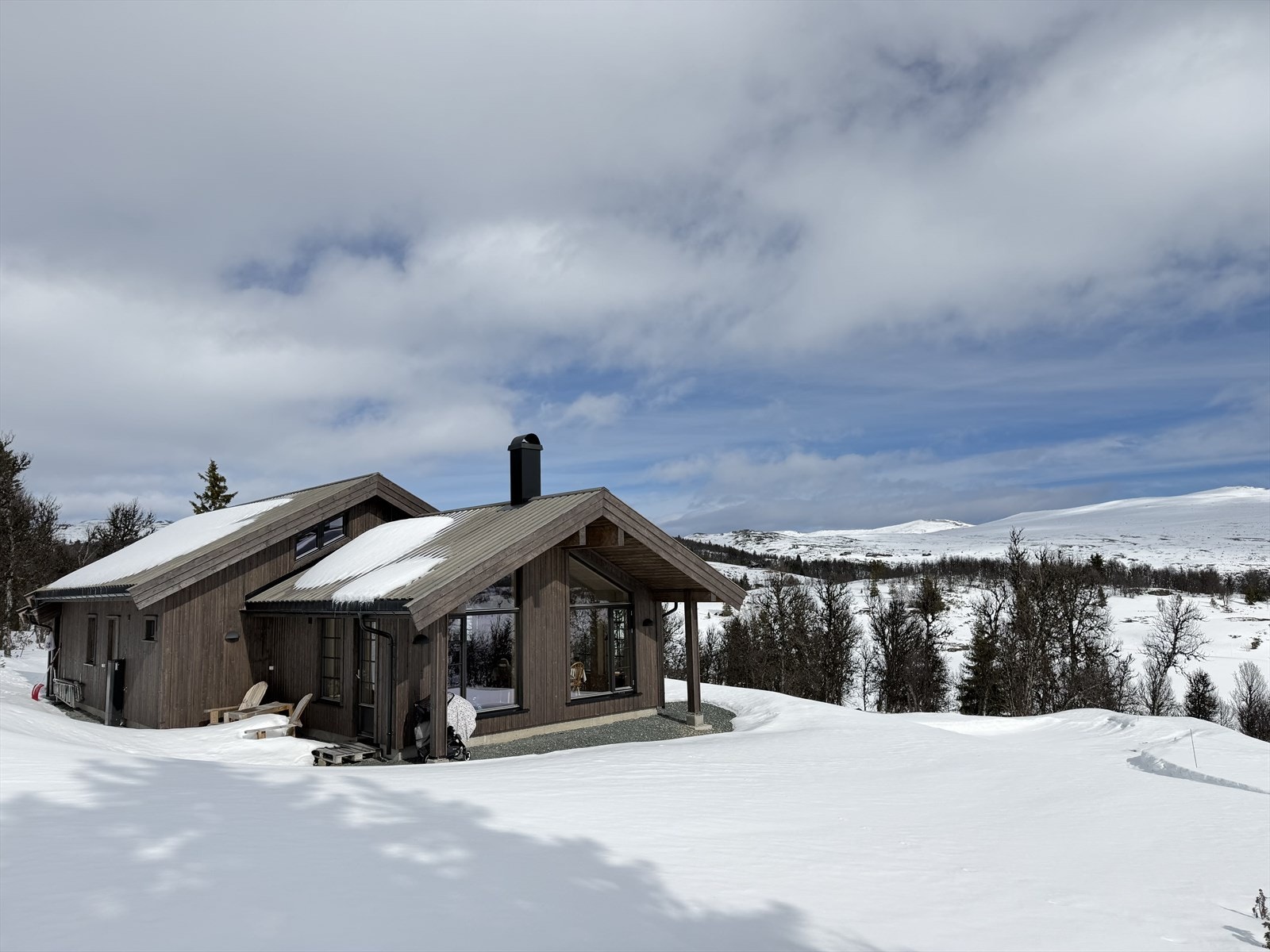 Hytta ligger i flott høyfjellsterreng med utsikt til vann og fjell. Galleribilde