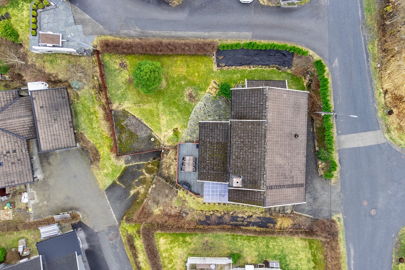 Dronefoto over tomten. Galleribilde