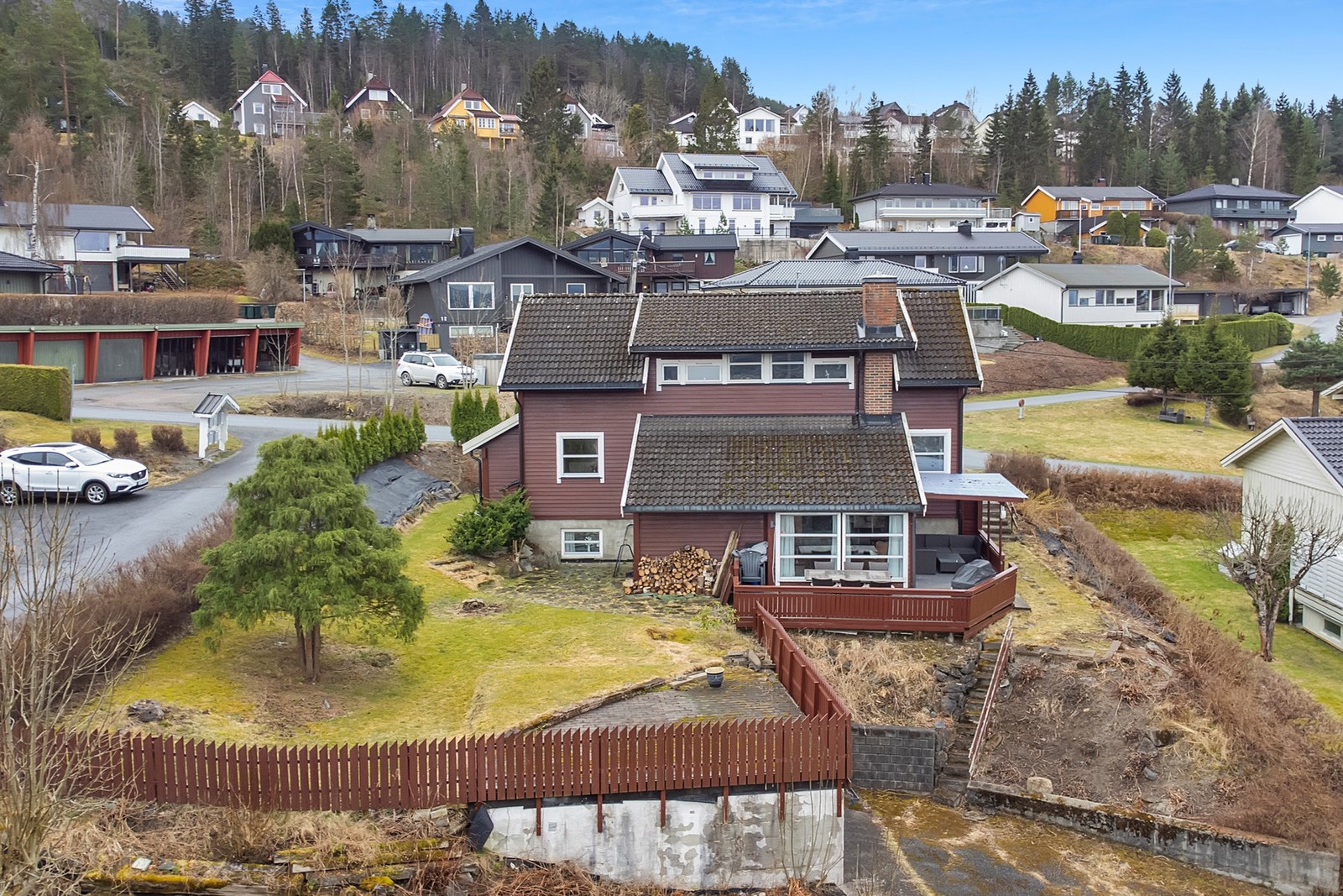 Boligen har et fint uteområde med plass til diverse utemøblement. Galleribilde