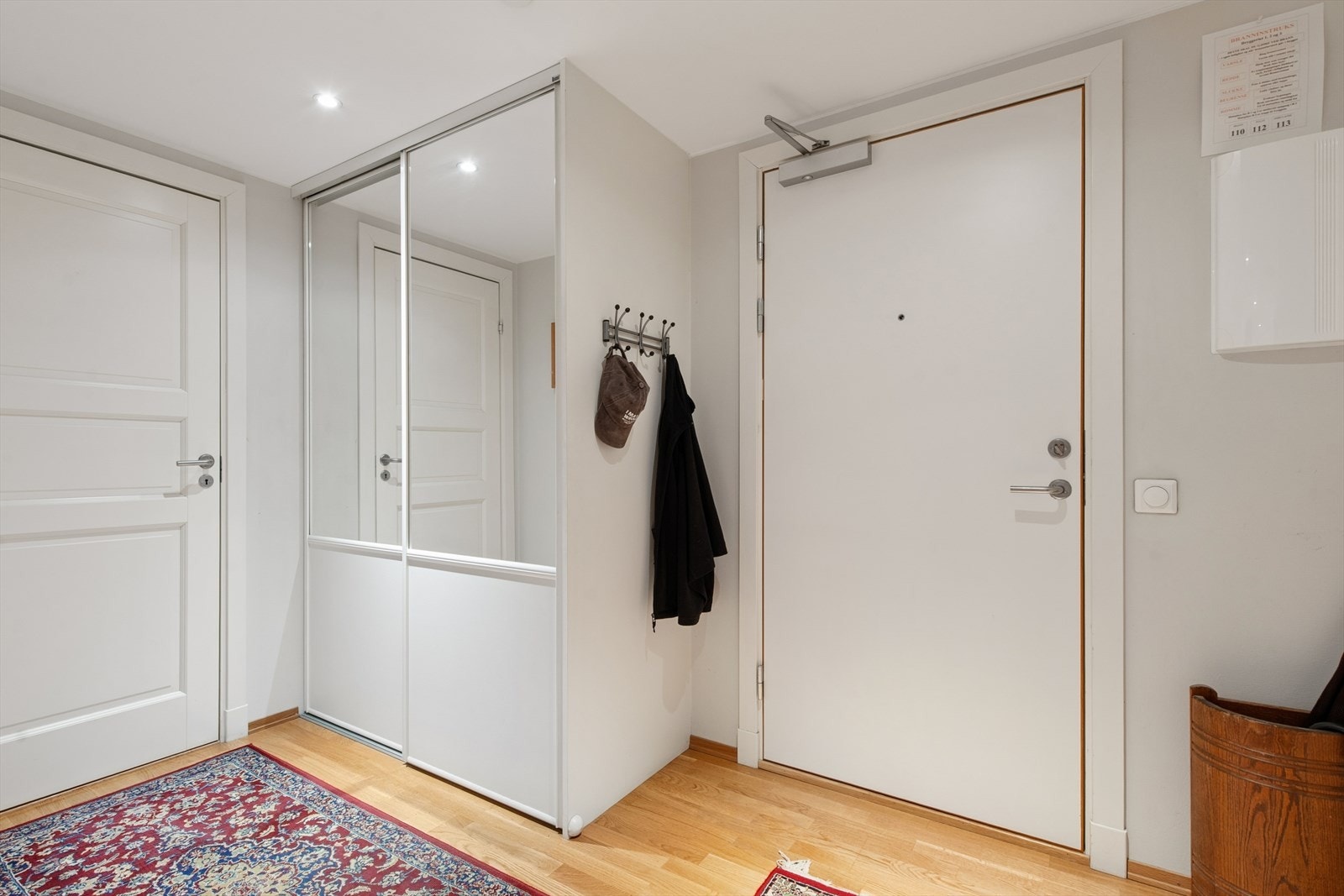 Velkommen inn! leiligheten har en praktisk garderobeløsning Galleribilde