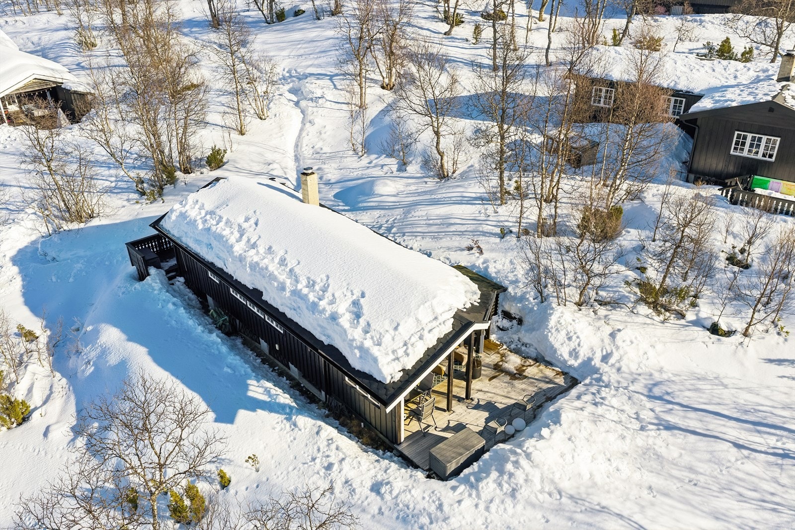 For lagring av ved, ski og annet utstyr har hytta en praktisk bod. En selvtømmende utekran er montert på yttervegg. Galleribilde